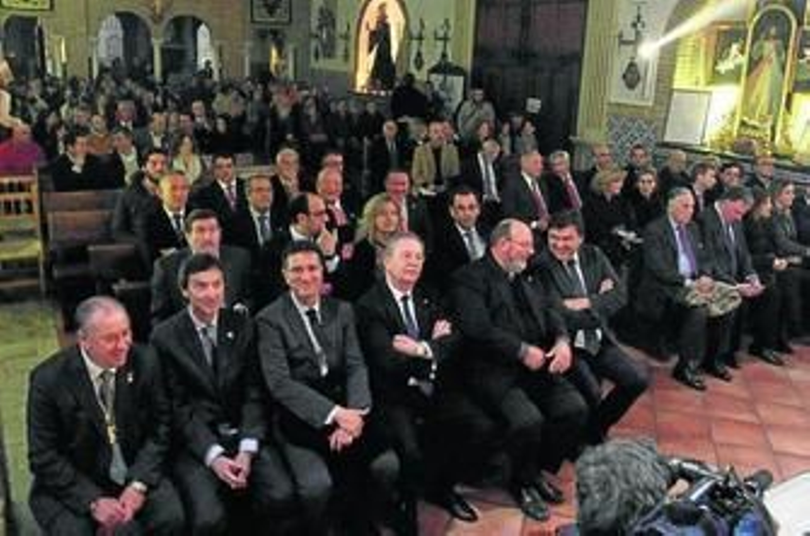 1. Foto de familia de participantes, autoridades y organizadores, en el presbiterio de Santa María de Gracia. 2. Regina, en plena interpretación. 3. Ana María Bernal emocionó con su sentir saetero. 4. Juan León, durante su exaltación.  5. Vista general de los asistentes al céntrico templo. 6. Primer plano de Regina. 7. Integrantes del Ensemble de la Banda Sinfónica Municipal. 8. Beatriz Romero conversa con las Madres Agustinas.