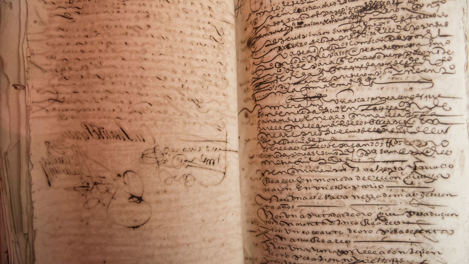 Detalle de uno de los documentos expuestos en el Archivo Histórico.