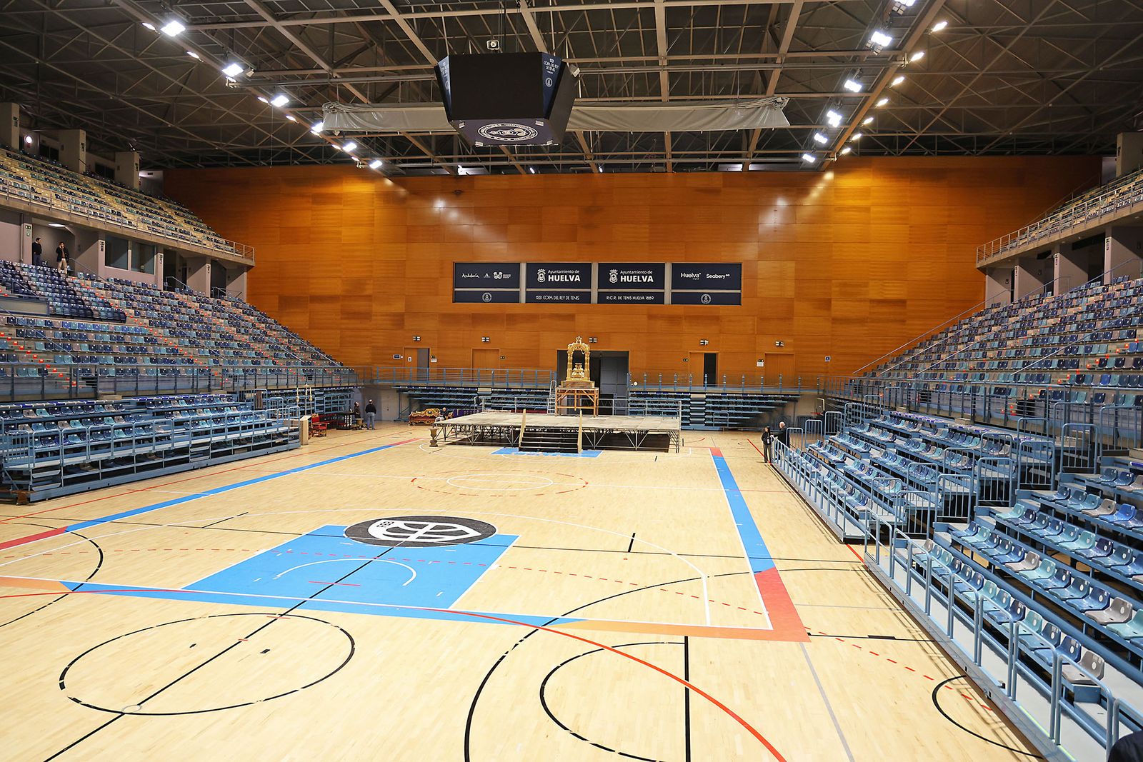 Las fotografías de los preparativos en el Carolina Marín para la Misa funeral por las víctimas de Adamuz
