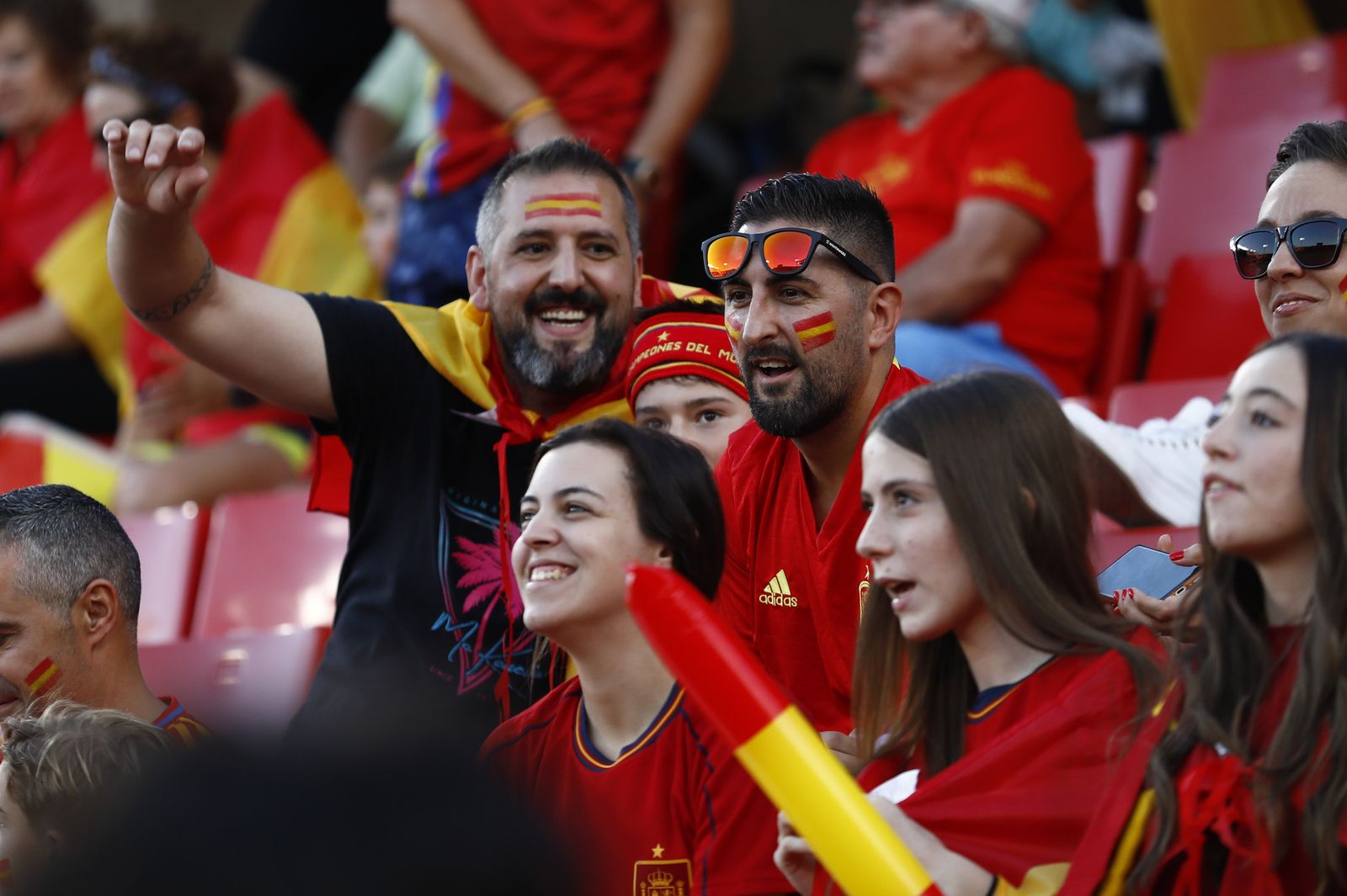 Así fue el ambiente en Los Cármenes del partido España-Chipre