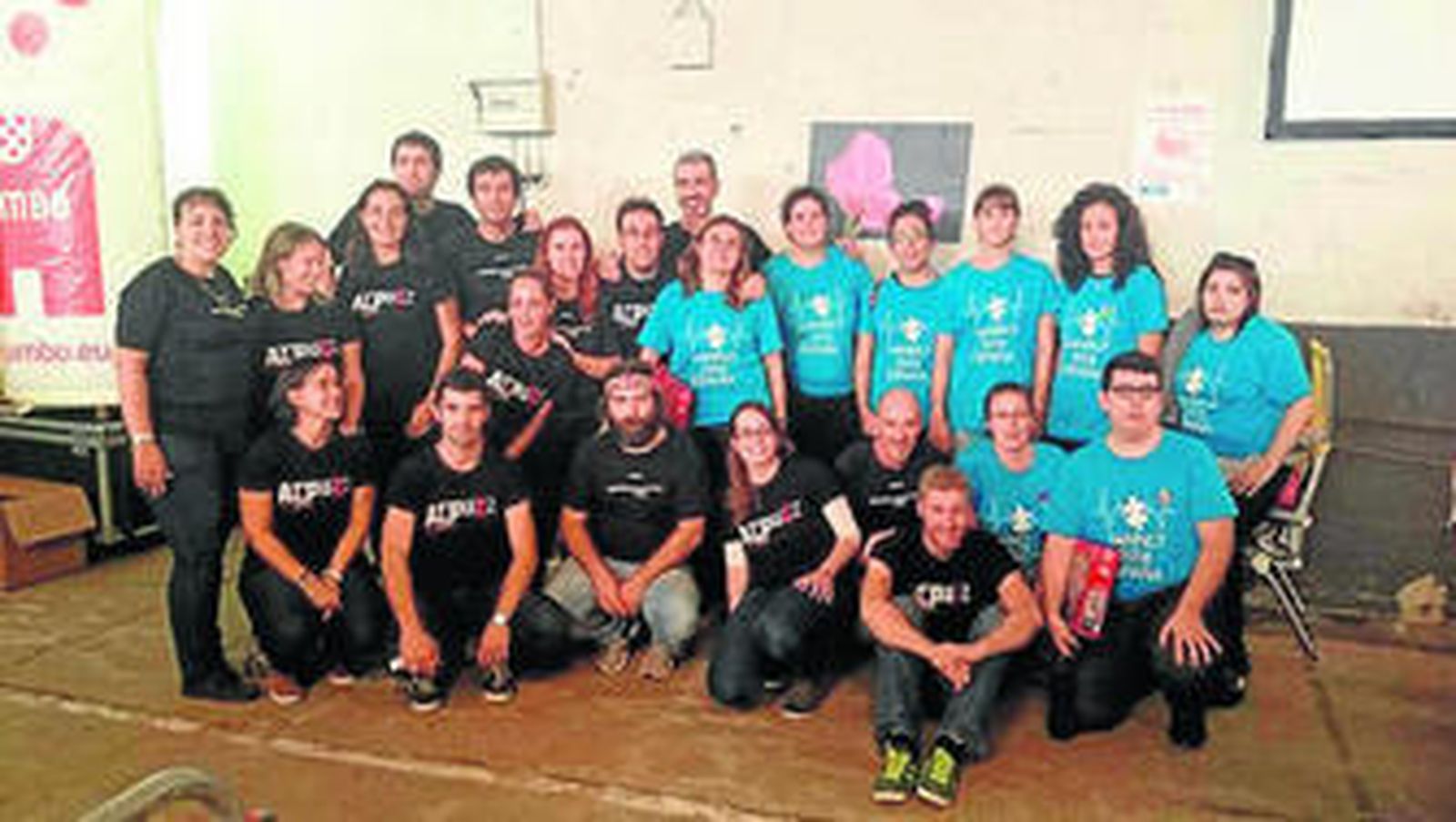 Imagen de los tres grupos españoles ayer en Bélgica, con Demelza Becerra entre ellos.