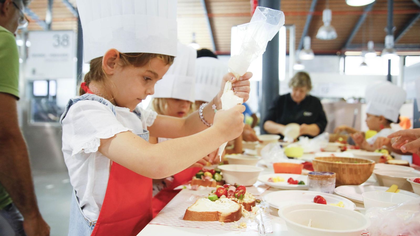 Las imágenes del taller infantil de cocina en el mercado de Almería