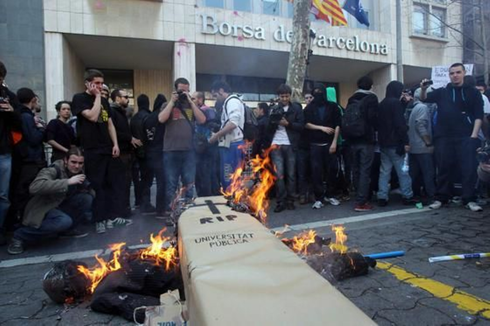 Unos manifestantes queman un muñeco y un ataúd de cartón.

Foto: AFP Photo
