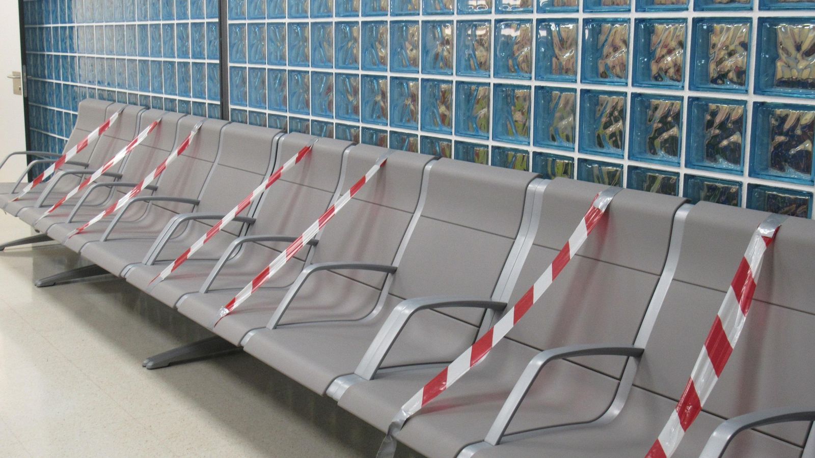 Asientos anulados por seguridad en una sala de espera de la red hospitalaria almeriense.