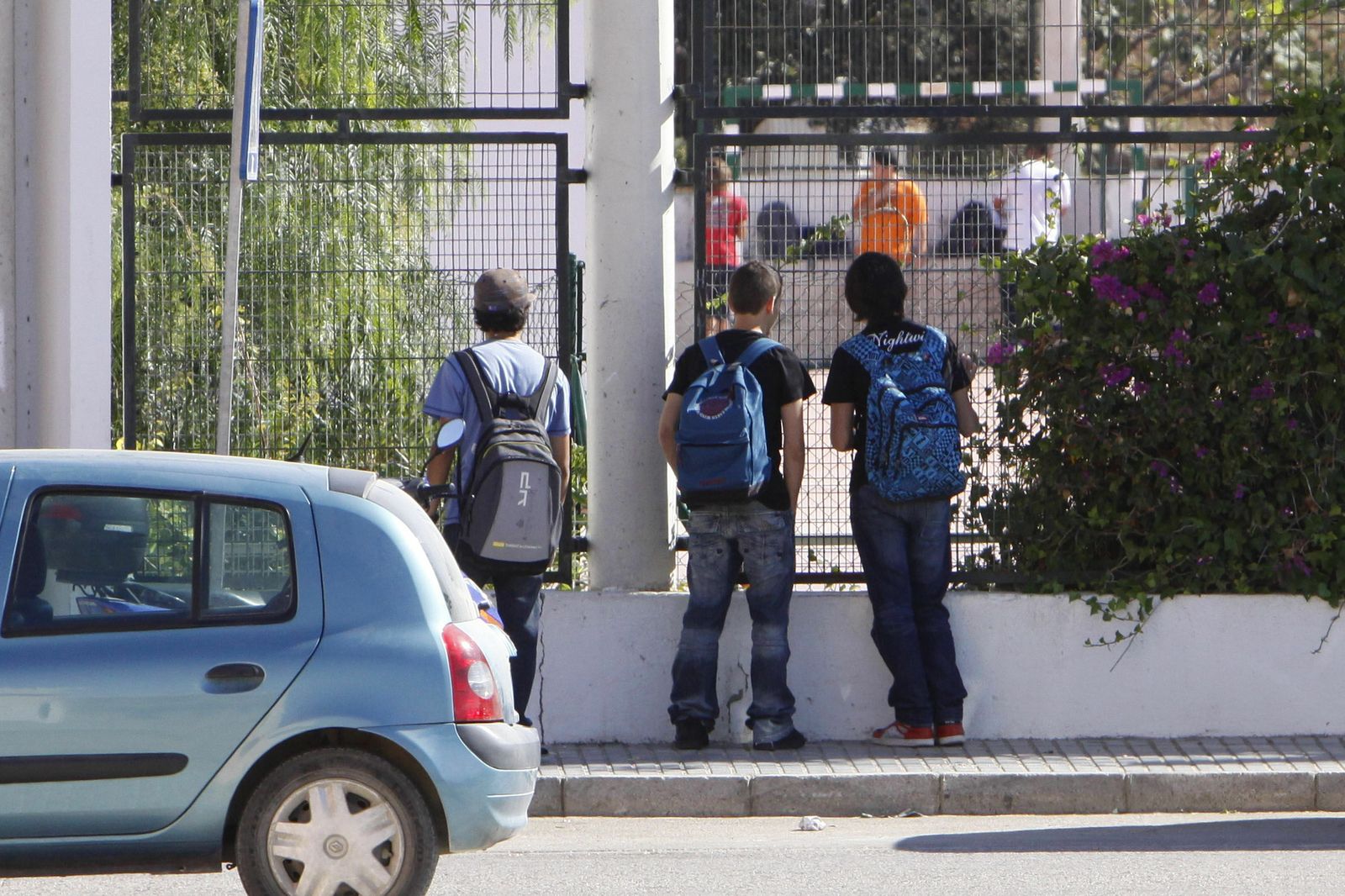 Varios alumnos fuera de un centro educativo de la ciudad.