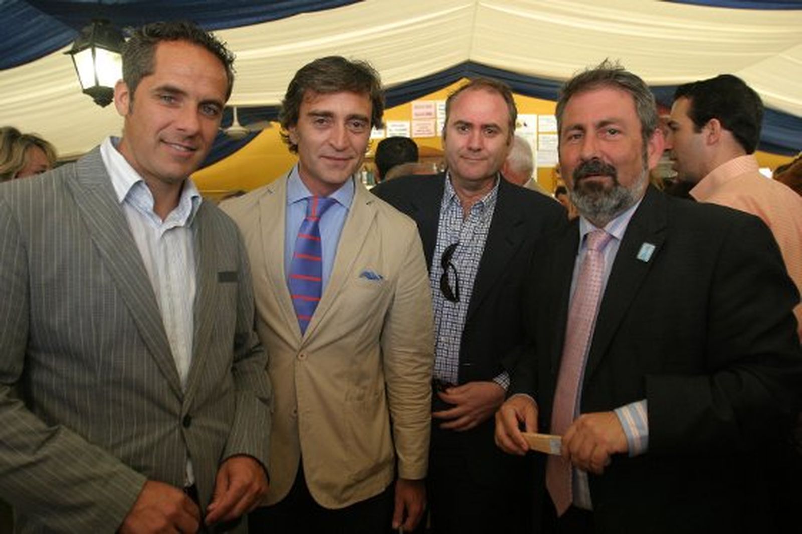 Marcos Álvarez, Fernando Pérez, Antonio Grimaldi y Gabriel Almagro, delegado del Gobierno de la Junta en Cádiz, en la tarde de ayer cuando se acercaron a la caseta.

Foto: Vanesa Lobo
