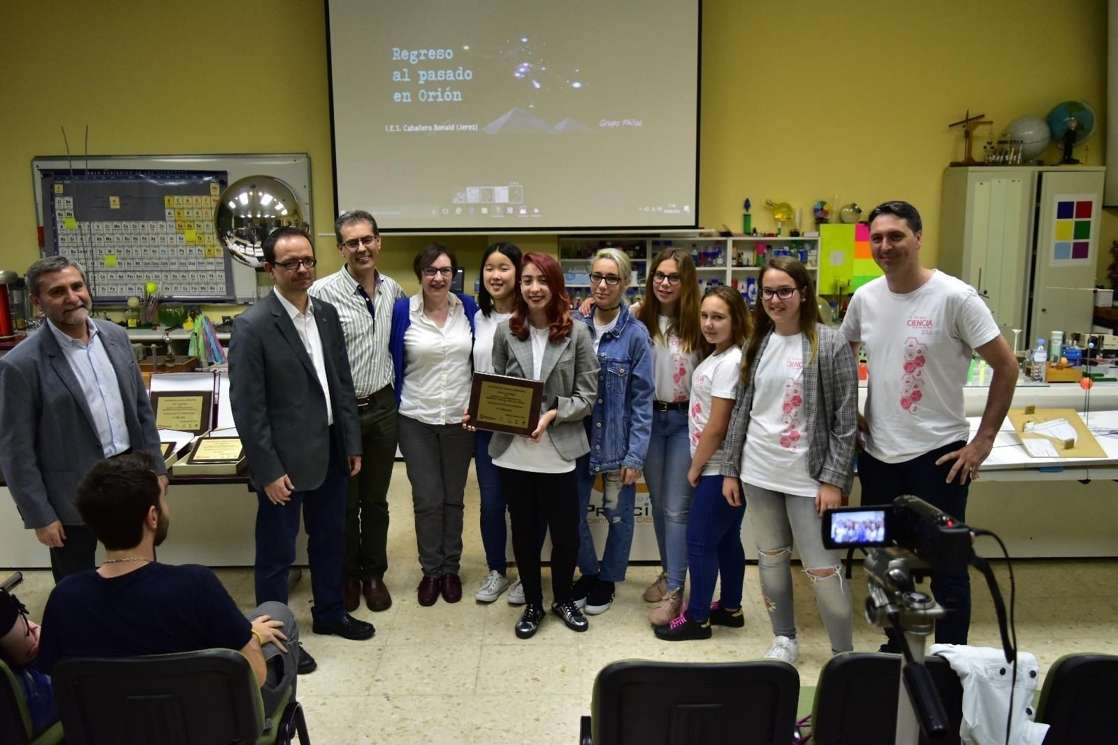 Alumnos y docentes, tras recibir el premio en el Centro Principia de Málaga.