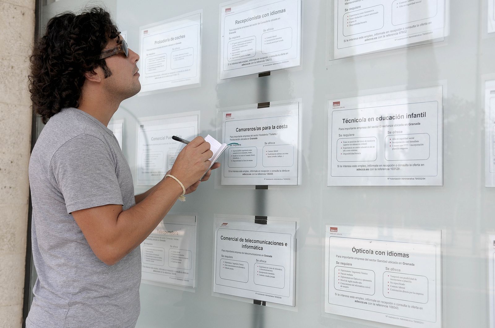 Una persona apunta una oferta de trabajo