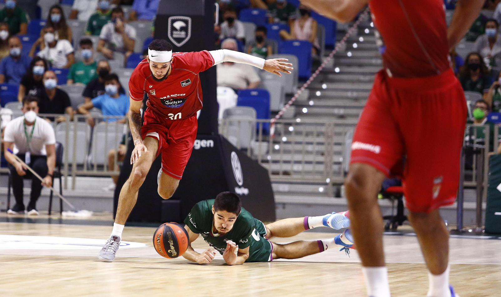 Edgar Vicedo pelea con Kassius Robertson.