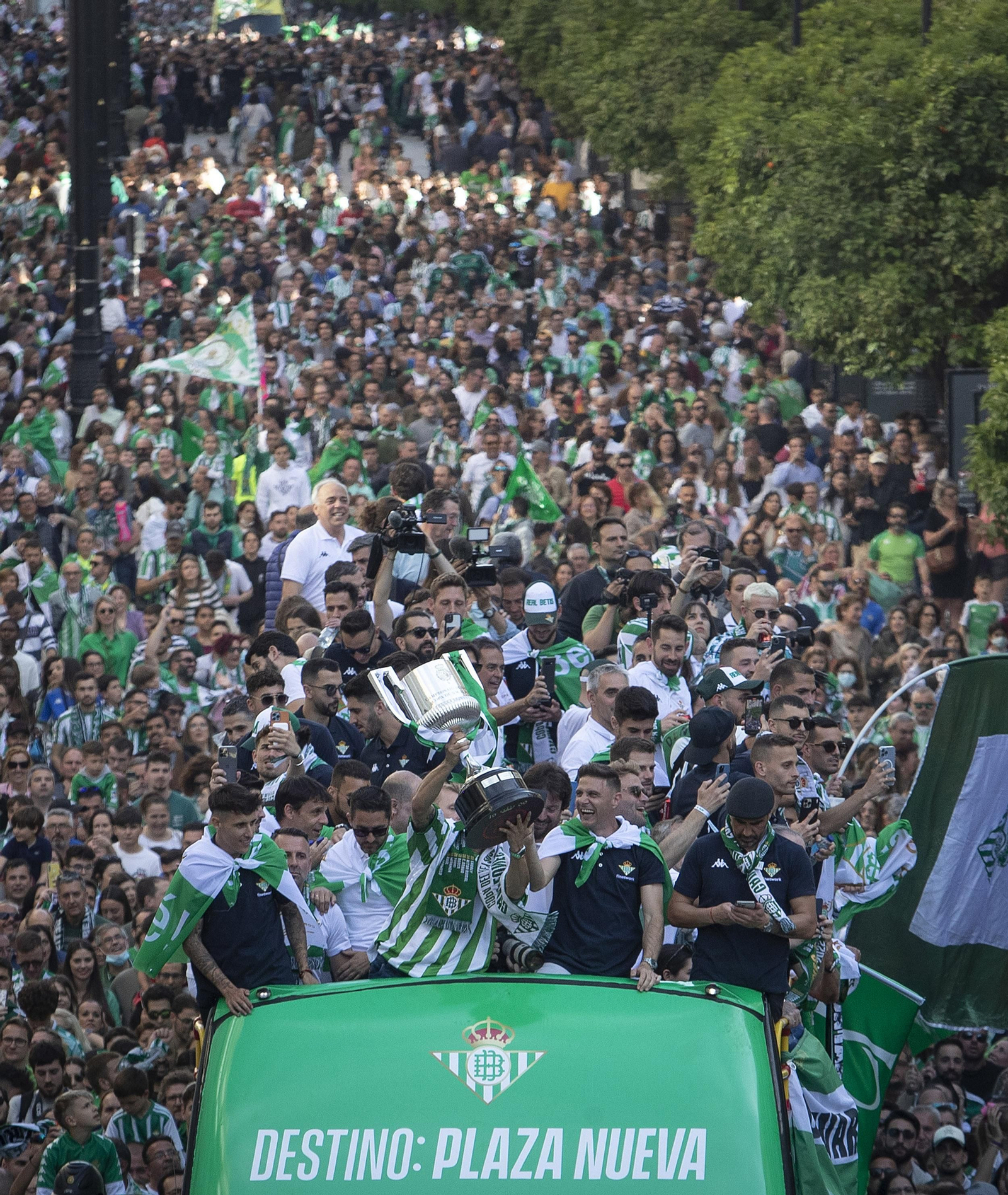 Las imágenes de la celebración del Betis por las calles de Sevilla