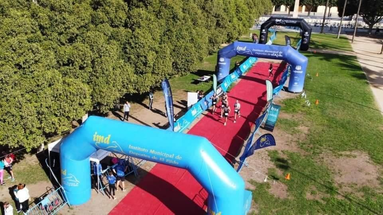 Imagen aérea de la llegada a meta de varios corredores en la prueba de la pasada edición.