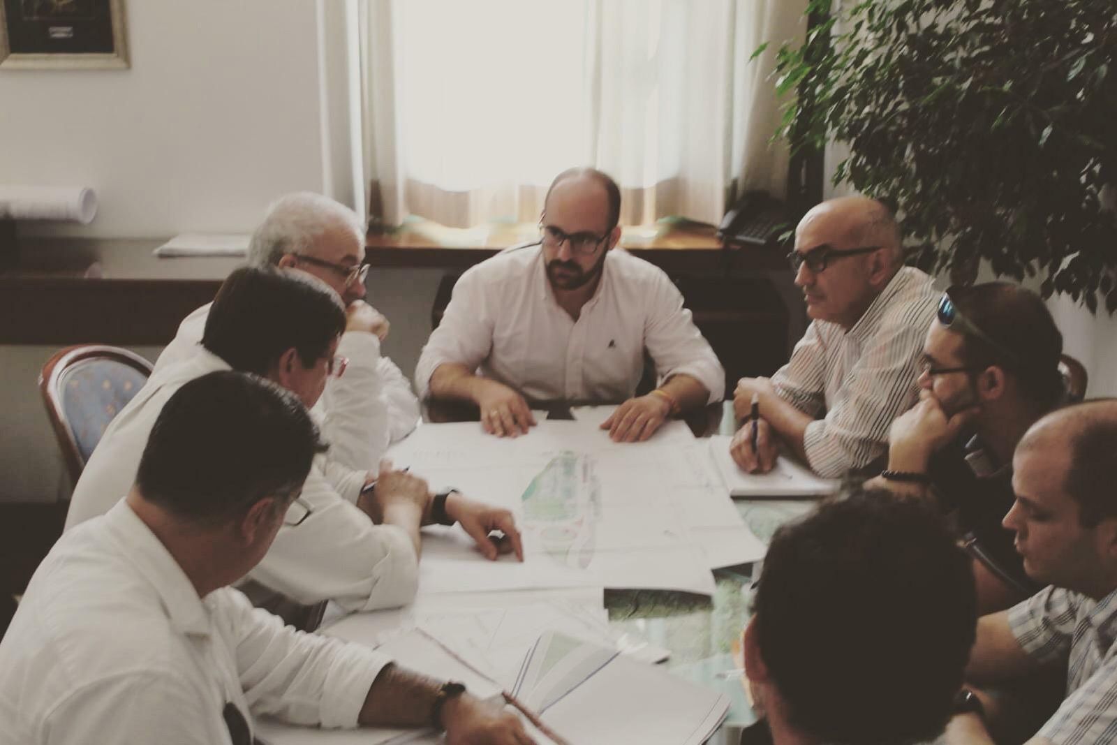 La reunión celebrada para presentar en Urbanismo el proyecto de la cubierta del aparcamiento de Pozos Dulces.