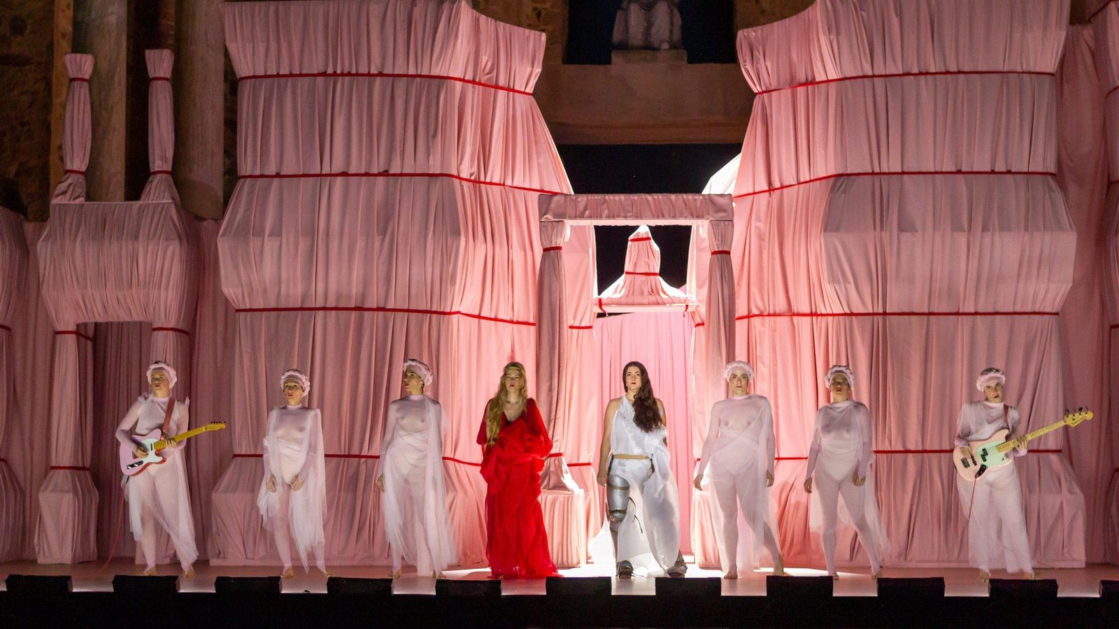 Las actrices ante el decorado del espectáculo.