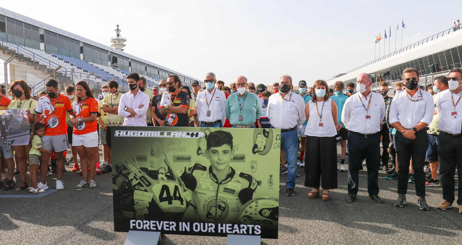 Imagen del minuto de silencio por Hugo Millán.