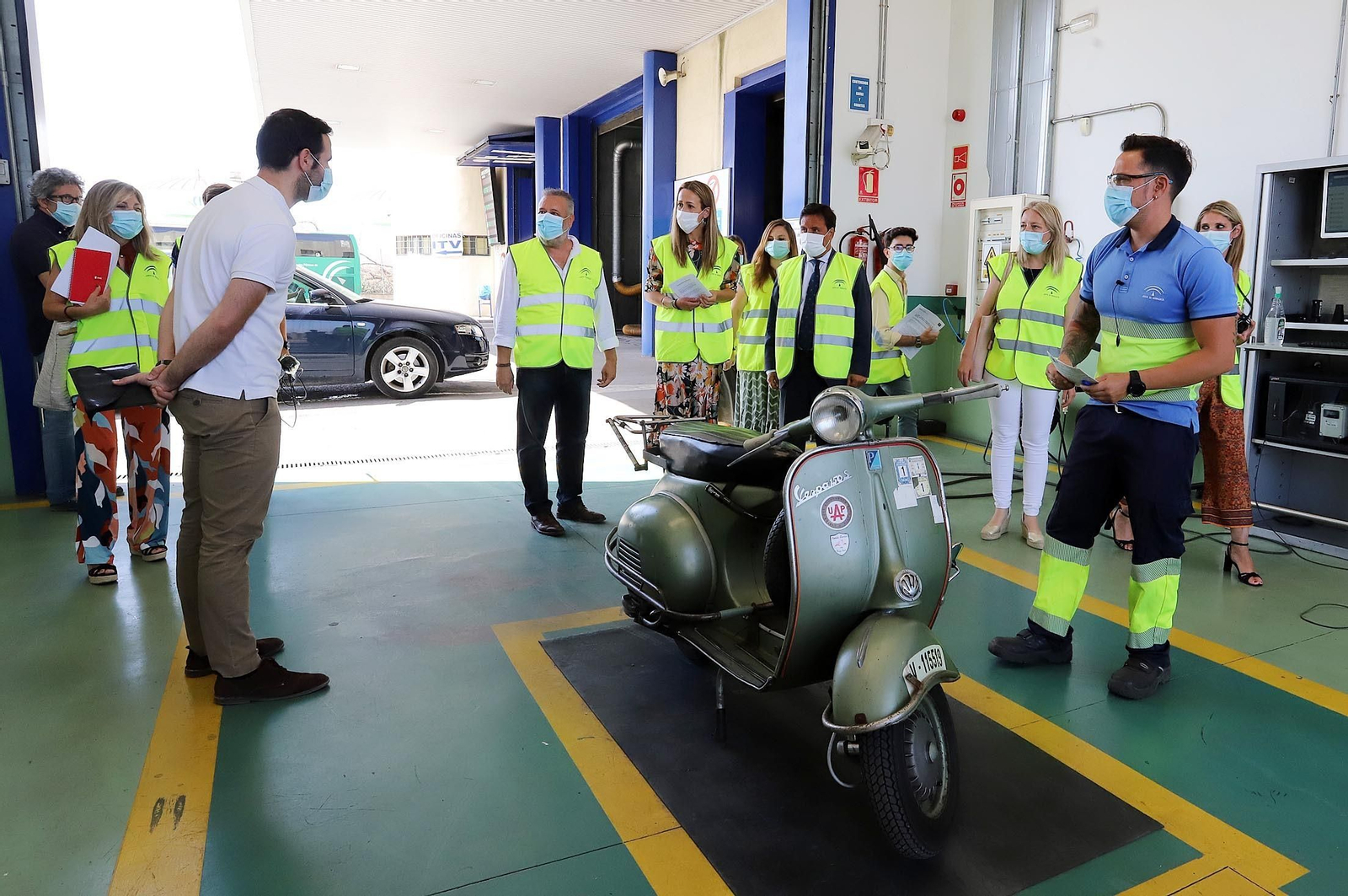 Imágenes de la Estación de Inspección Técnica de Vehículos (ITV) tras la visita de Bella Verano y Francisco José Delgado,  director general de Veiasa