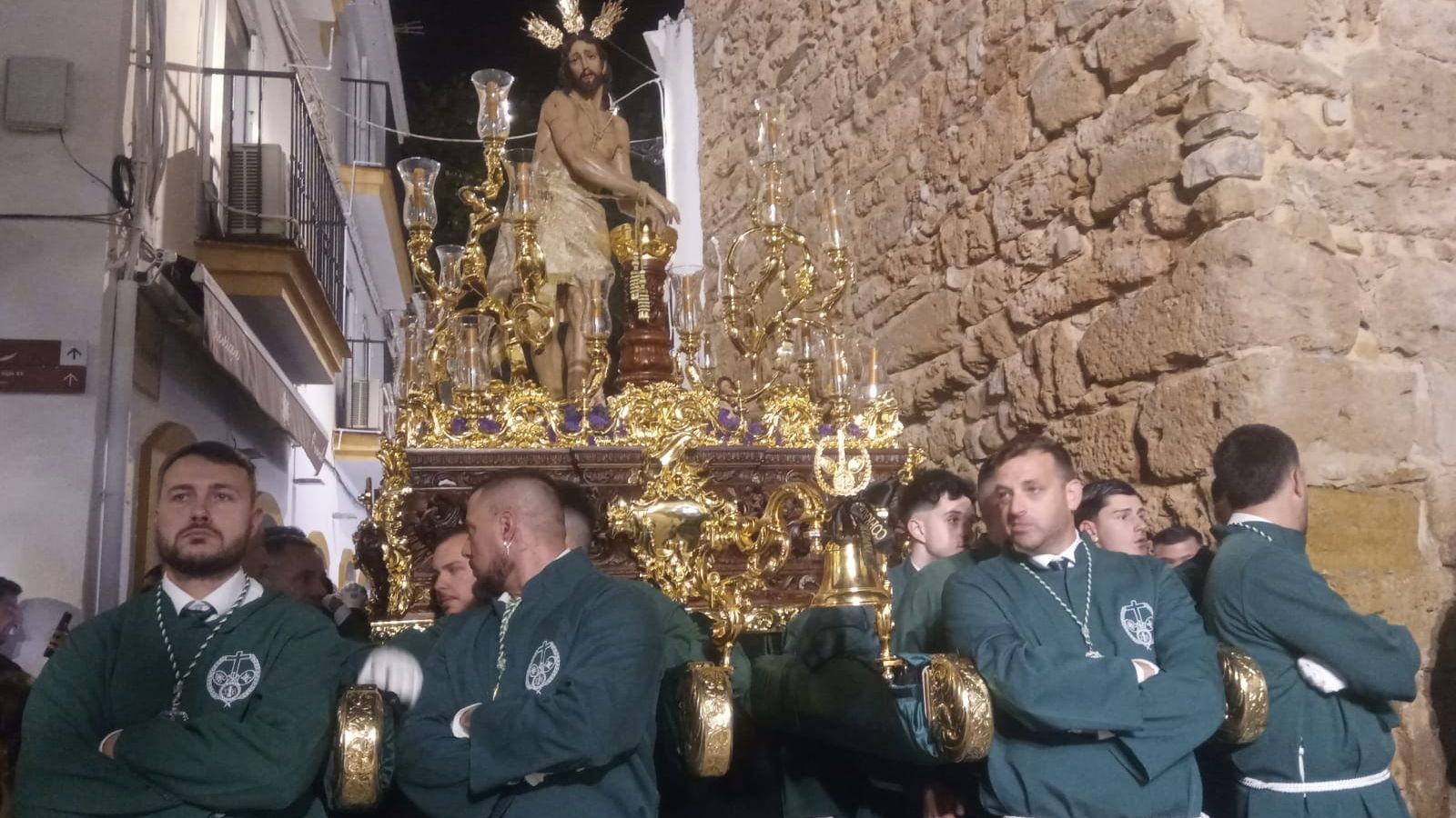 El cortejo procesional en dirección a la Iglesia de la Encarnación para realizar la Estación de Penitencia.