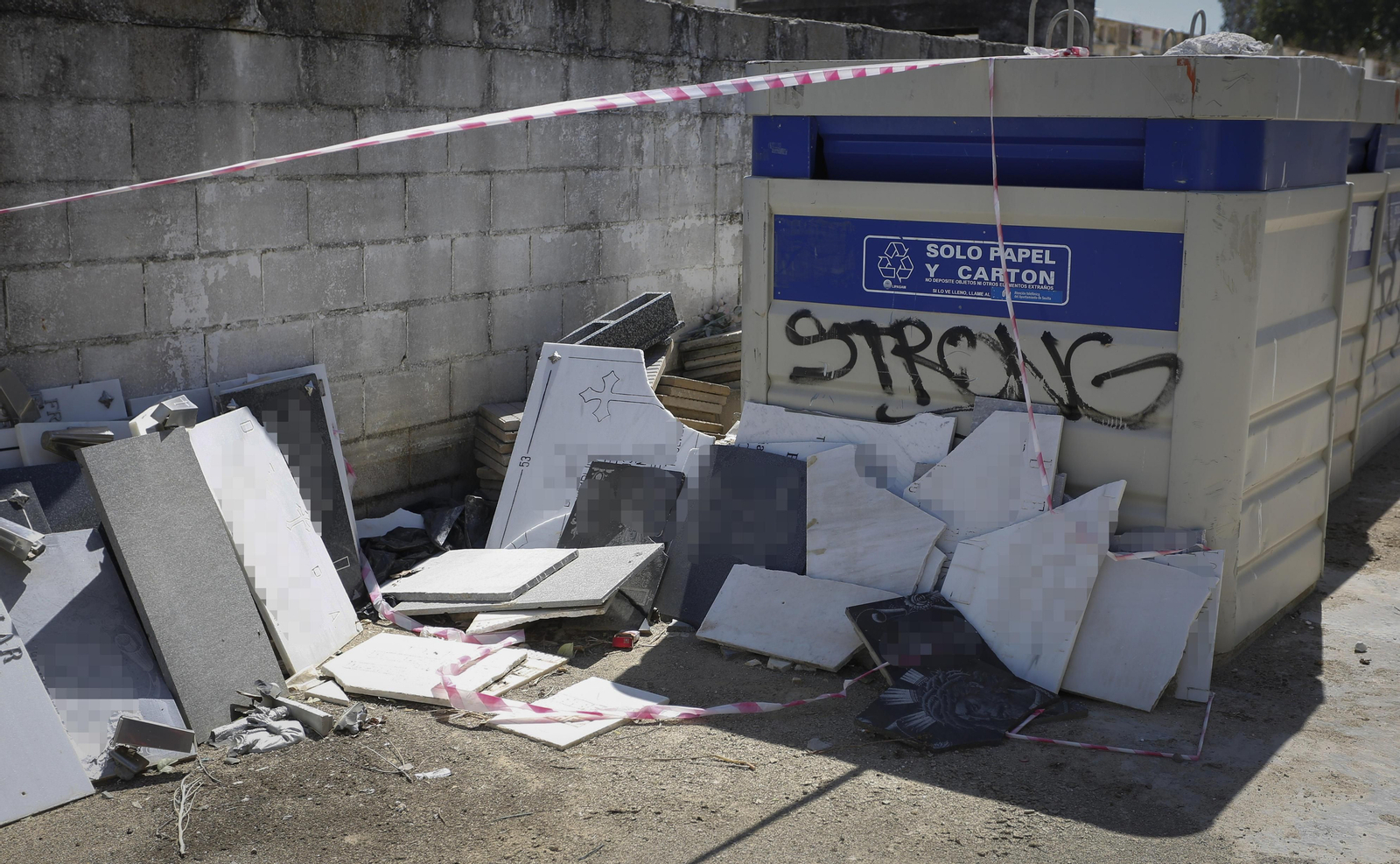 Imágenes del mal estado de los hornos, frigorificos y fosas comunes del cementerio de Sevilla.