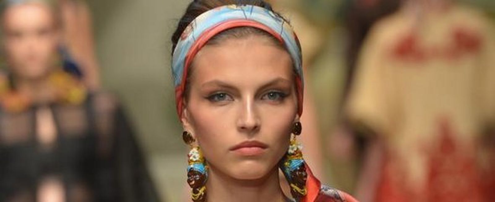 Una modelo luciendo un pañuelo en la cabeza en la Semana de la Moda de Sao Paulo. EFE/Sebastiao Moreira