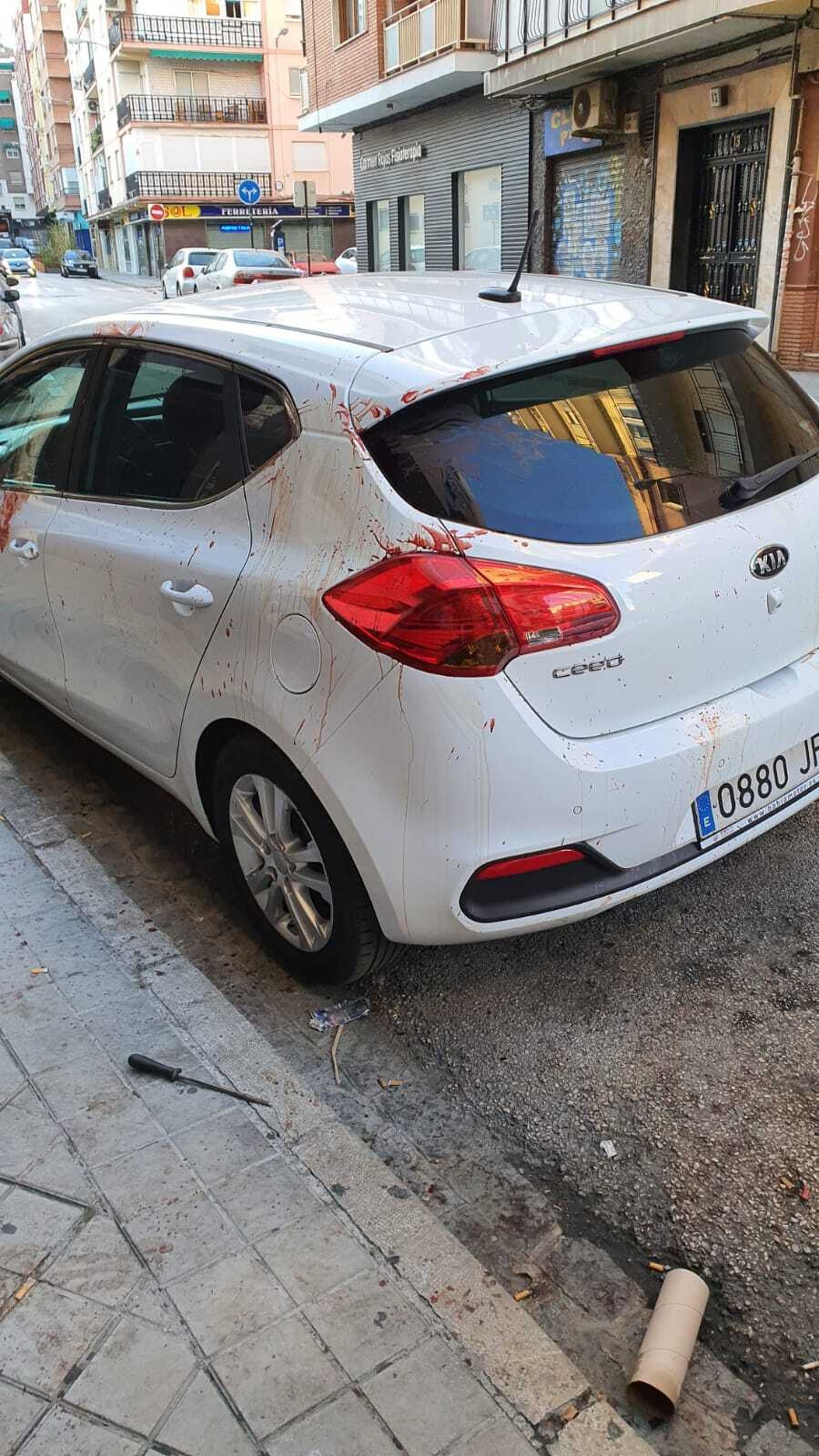 Restos de sangre en la calle Sol.