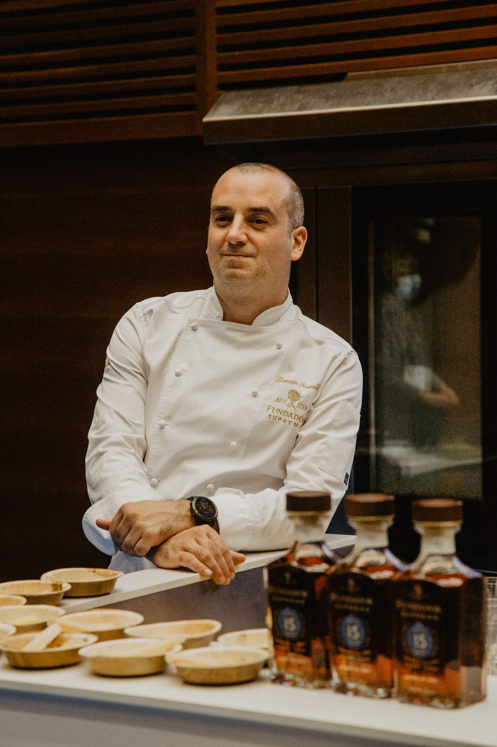 El chef Romain Fornell, acompañado de Brandy Fundador Supremo.