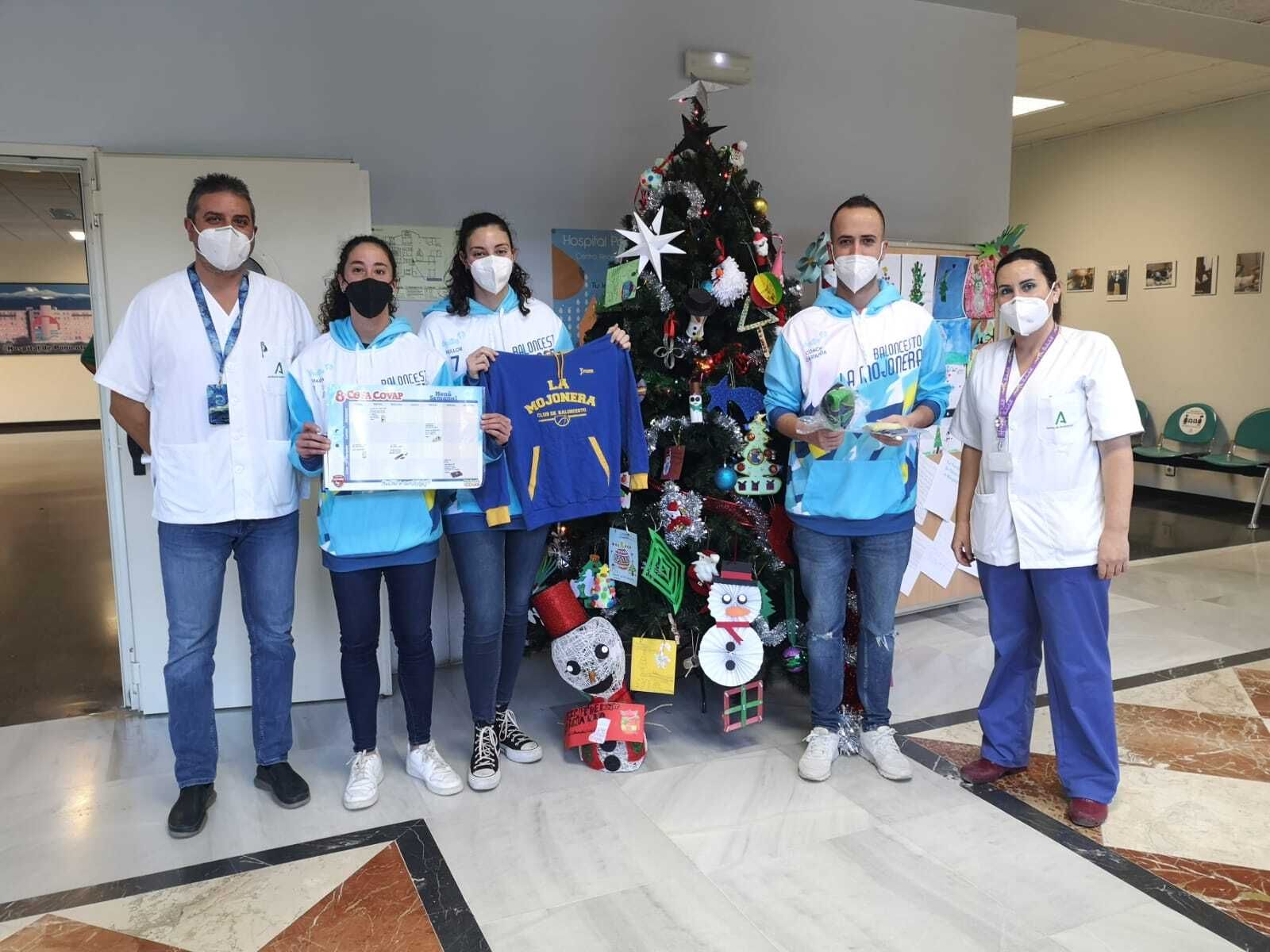 Miembros del CB La Mojonera en la entrega de regalos