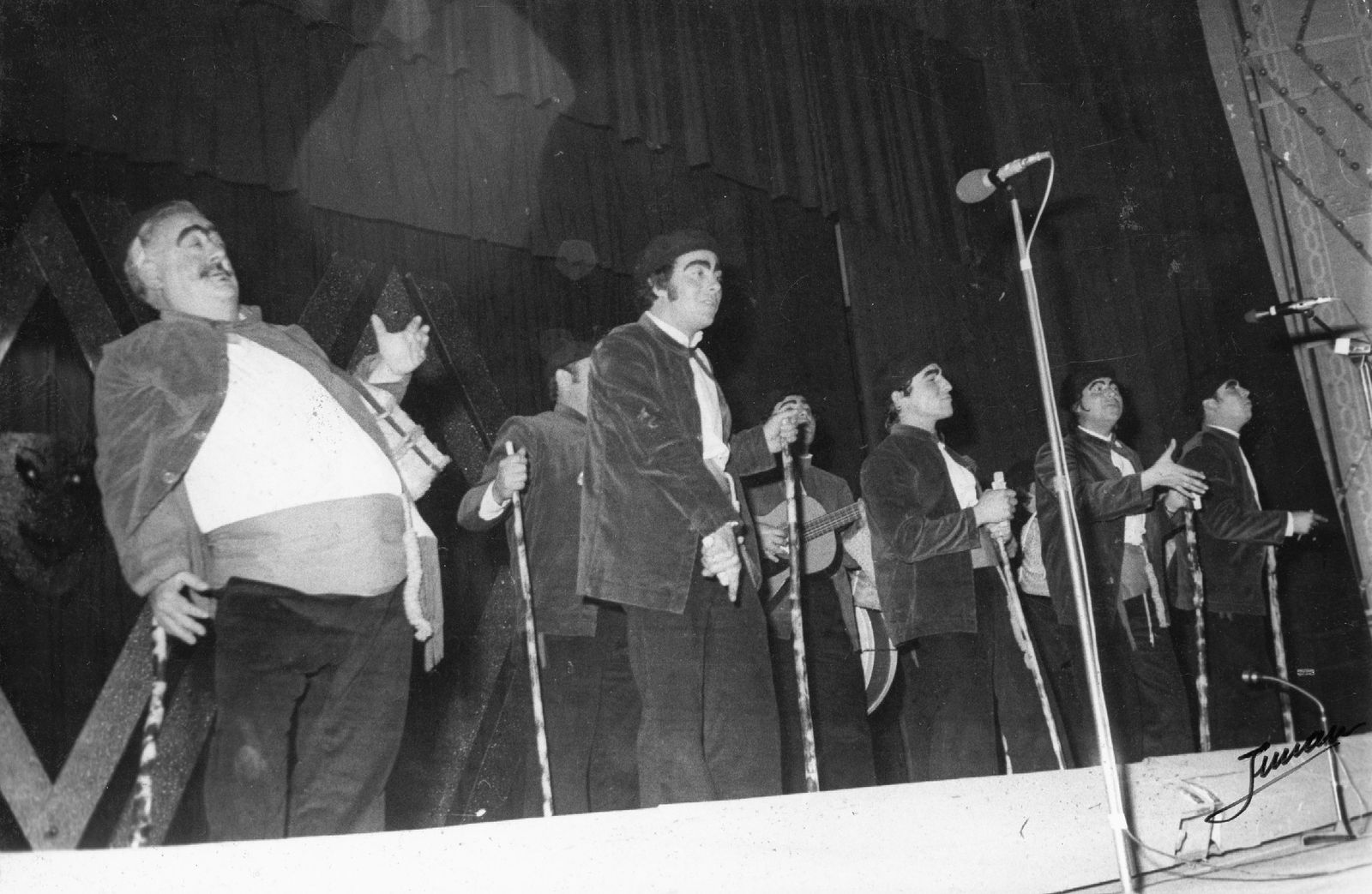 'Los belloteros', con El Sopa en primer término, durante una actuación.