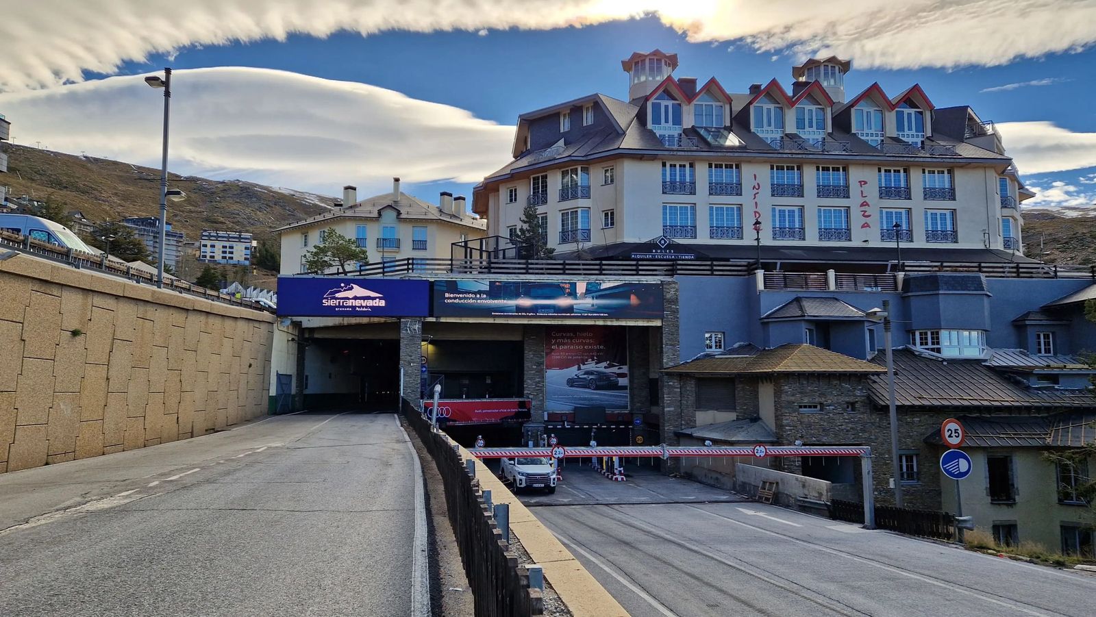 Entrada al parking subterráneo de plaza Andalucía en Sierra Nevada.