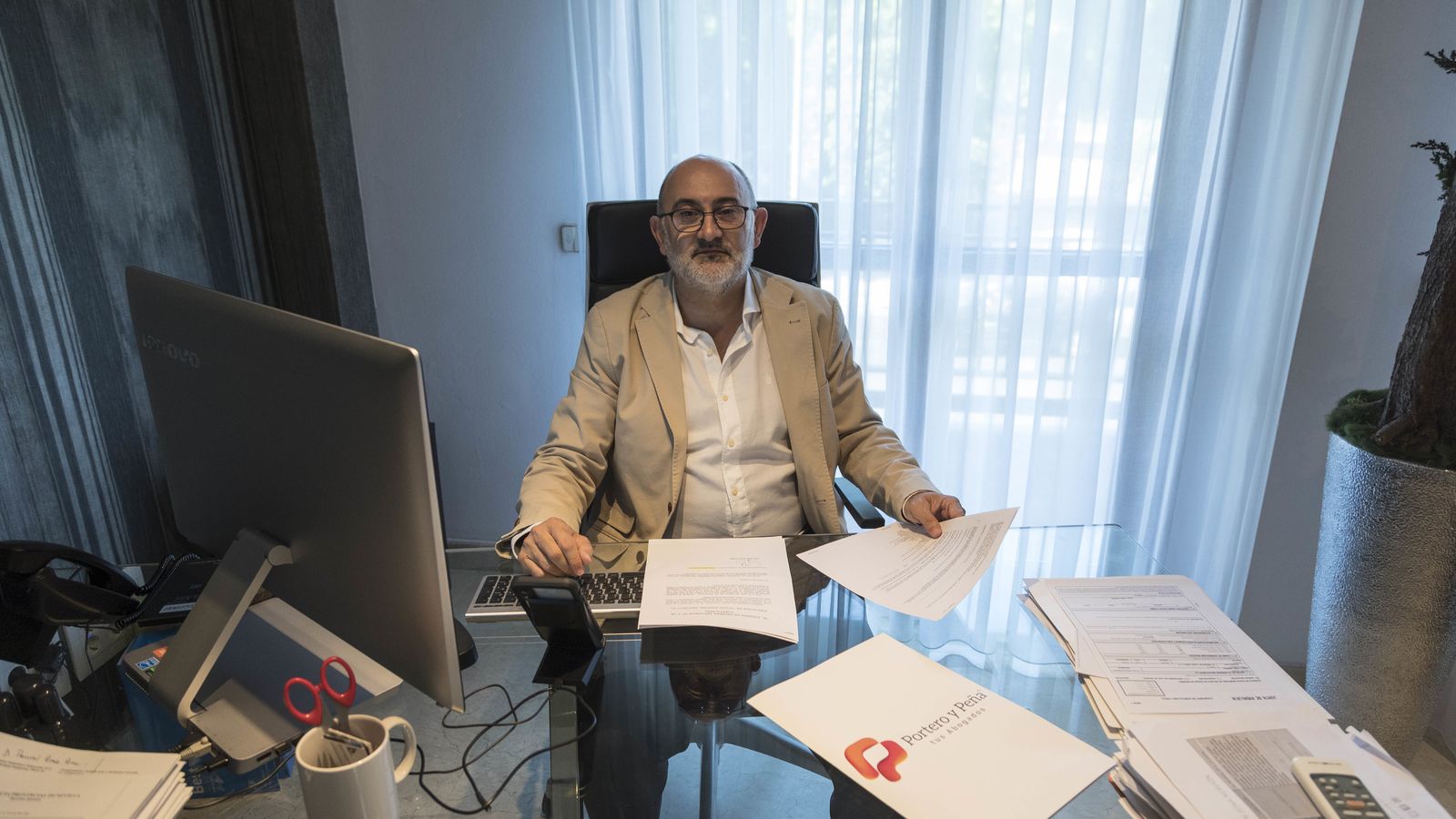 Manuel Pérez Peña en su despacho de Sevilla