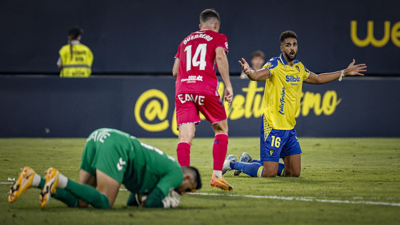 Búscate entre las fotos del partido de fútbol Cádiz CF - CD Tenerife de la Liga Hypermotion