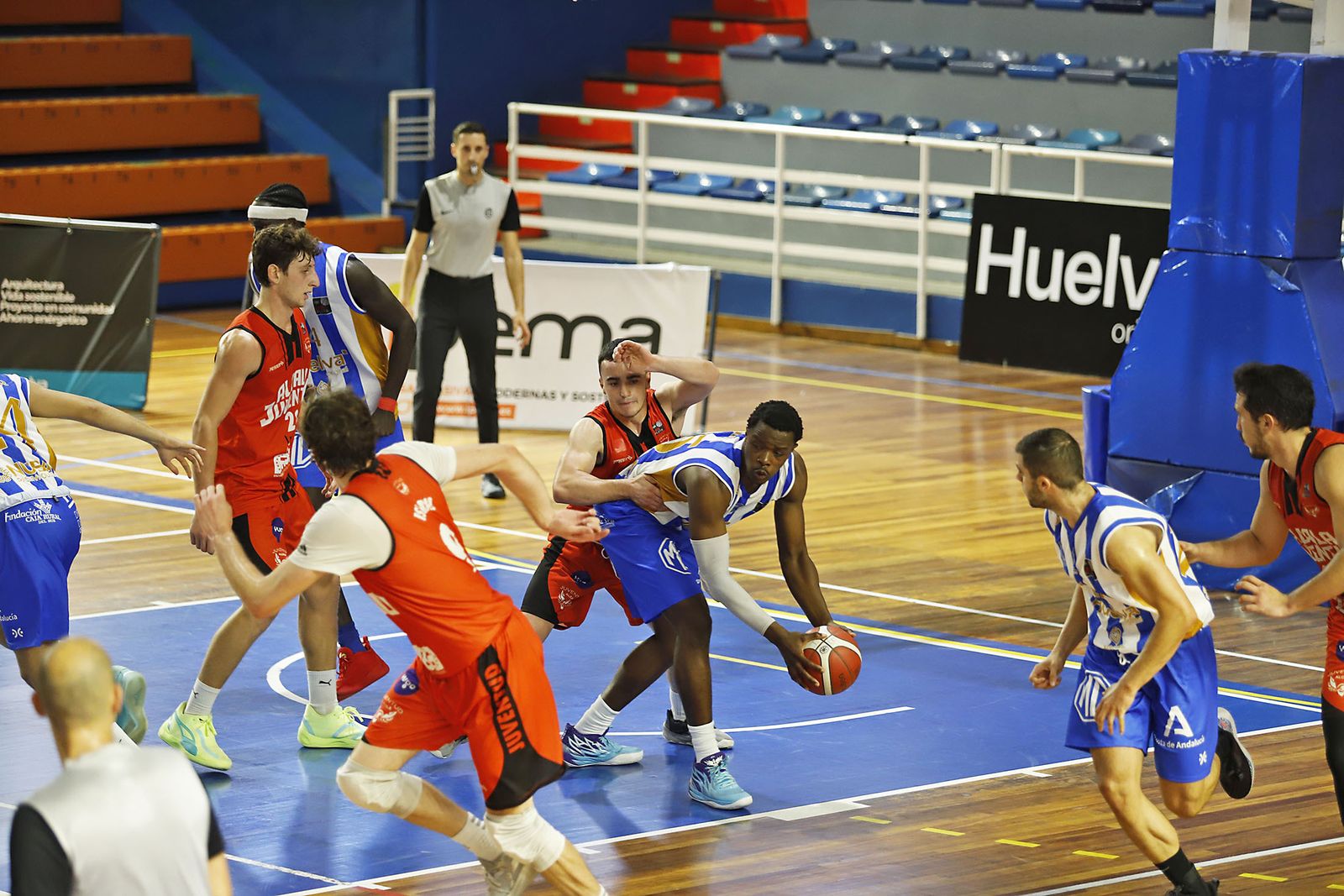 Imágenes del partido de baloncesto entre el Huelva Comercio Viridis y el Juventud Alcalá