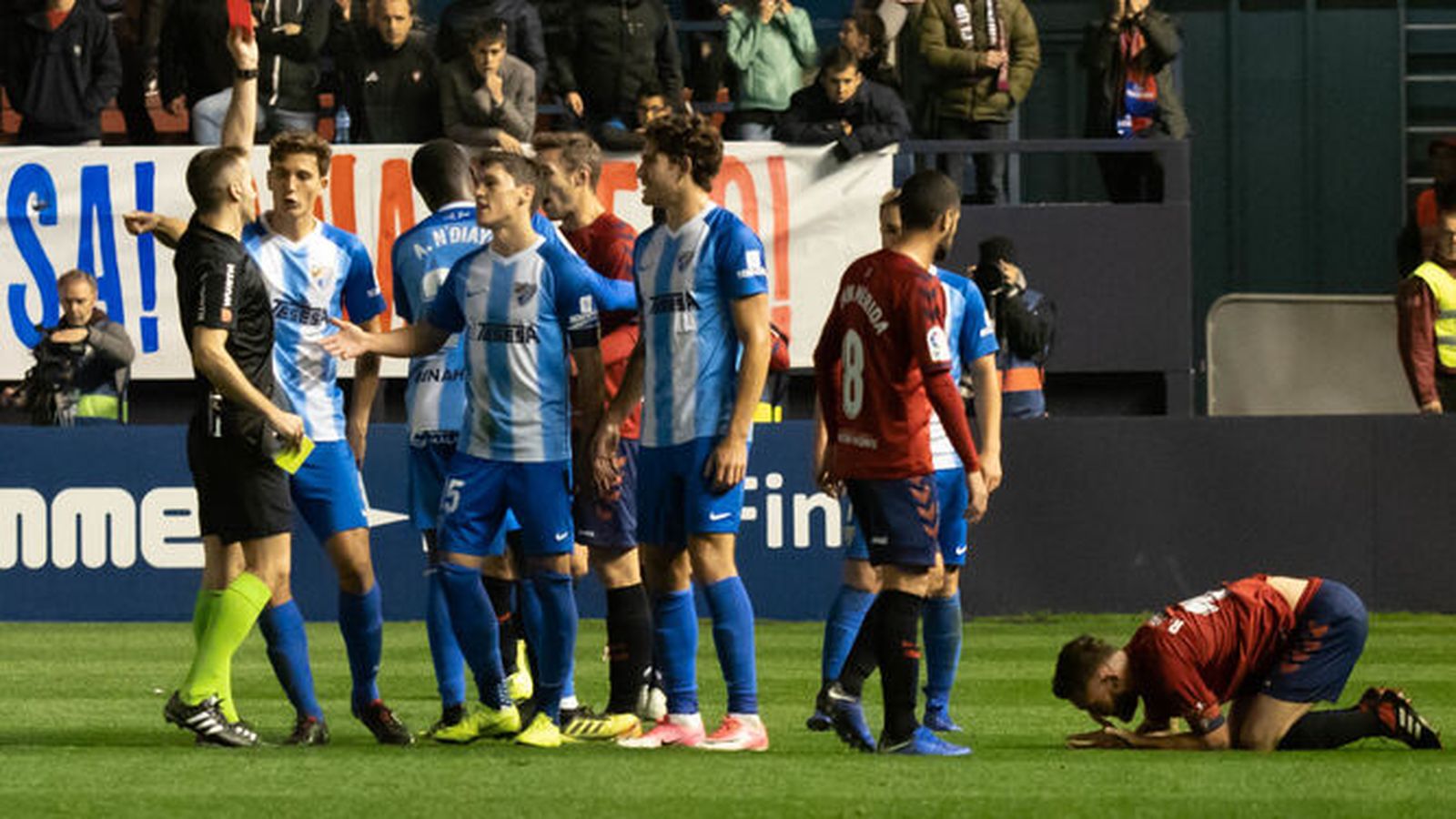 De la Fuente Ramos expulsa a jugador en un partido.