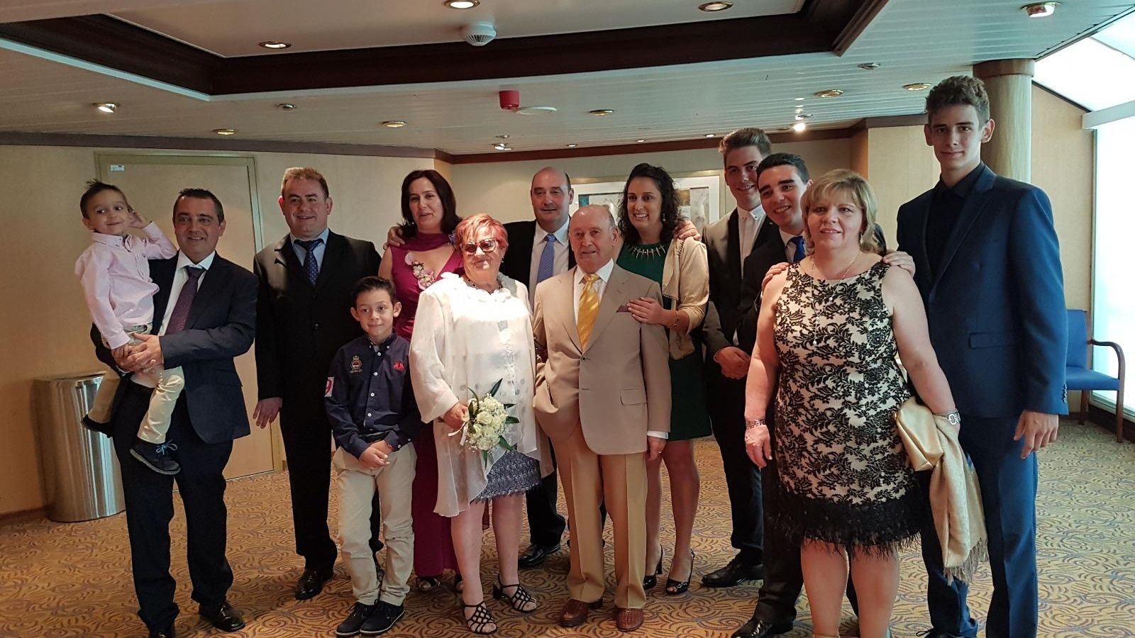 En sus bodas de blata José llevó a toda su familia a un crucero.