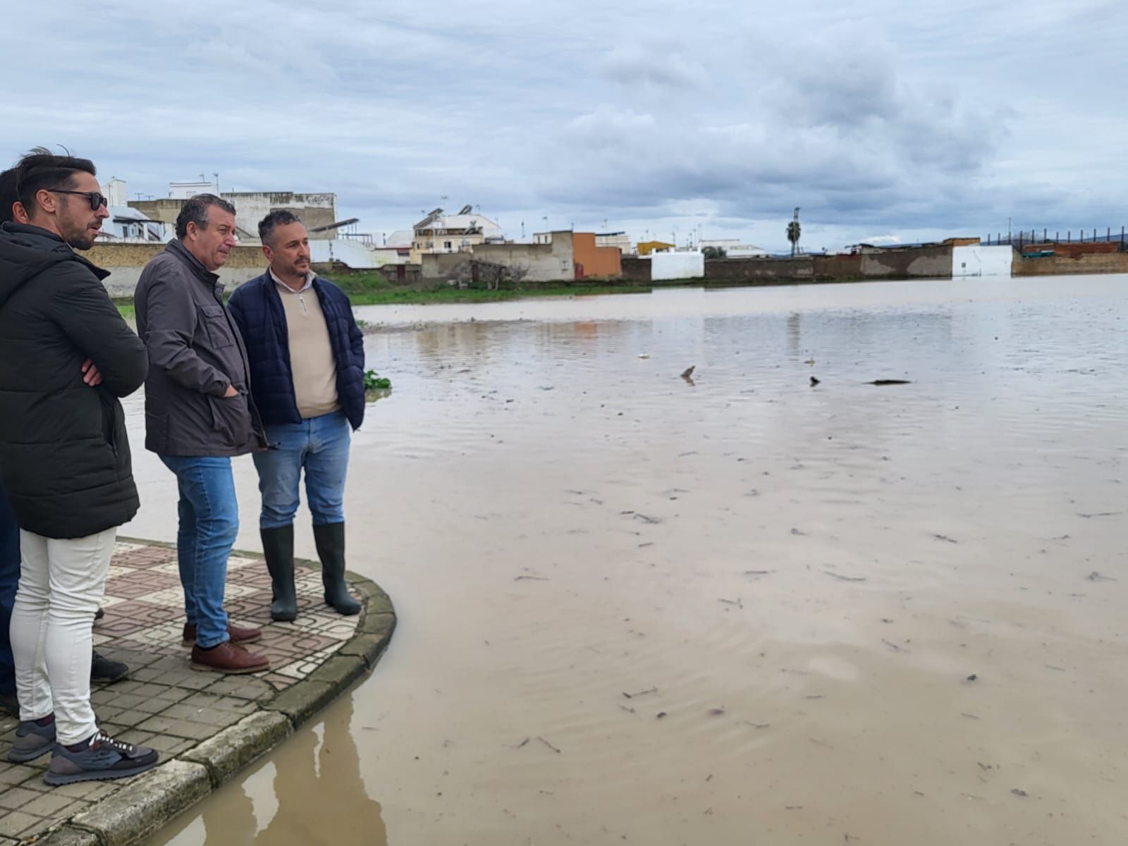 El presidente de la Diputación, en un momento de la visita a Lora del Río.