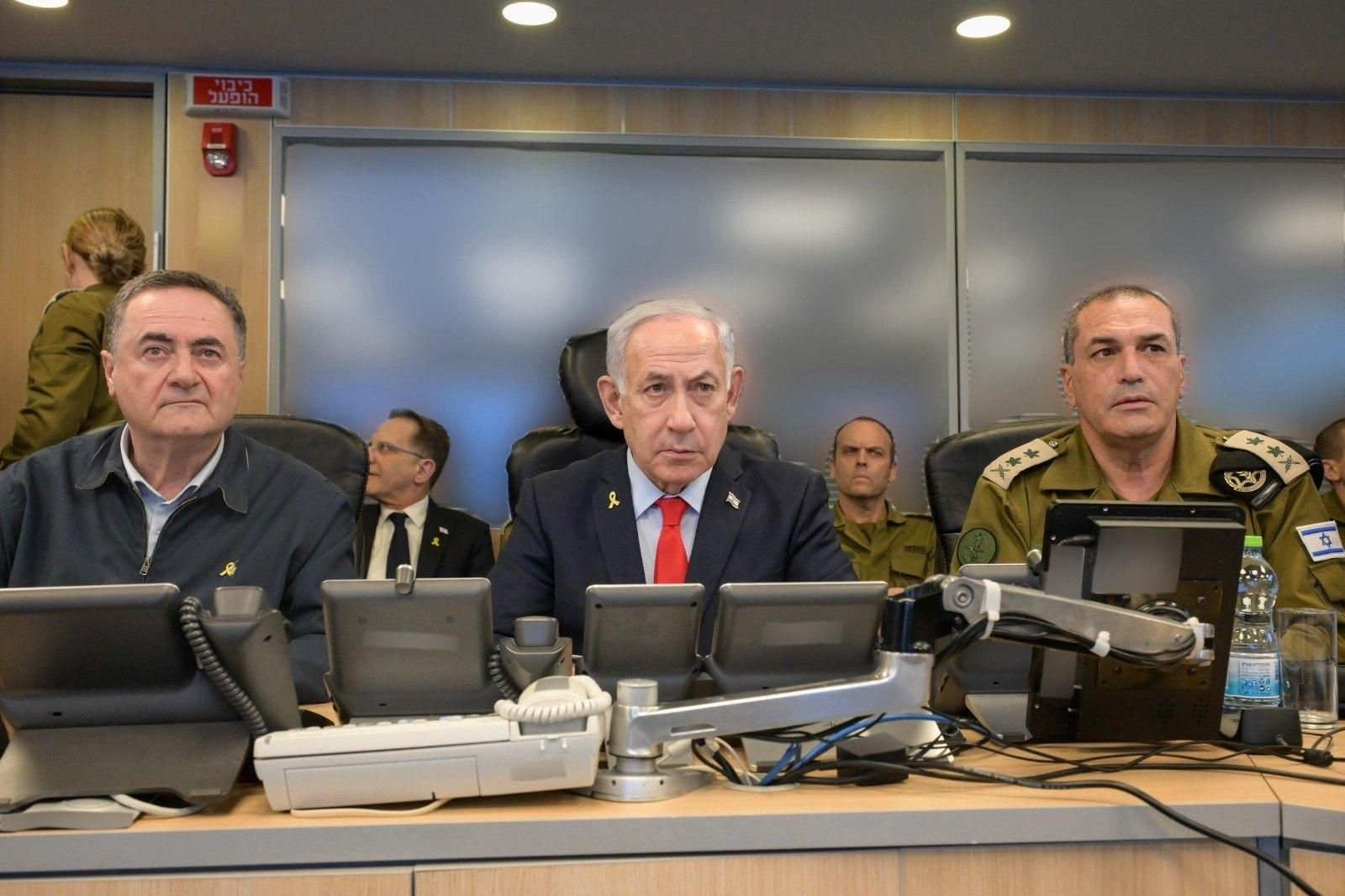 El primer ministro israelí, Benjamin Netanyahu, flanqueado por Israel Katz (izquierda) y Eyal Zamir.