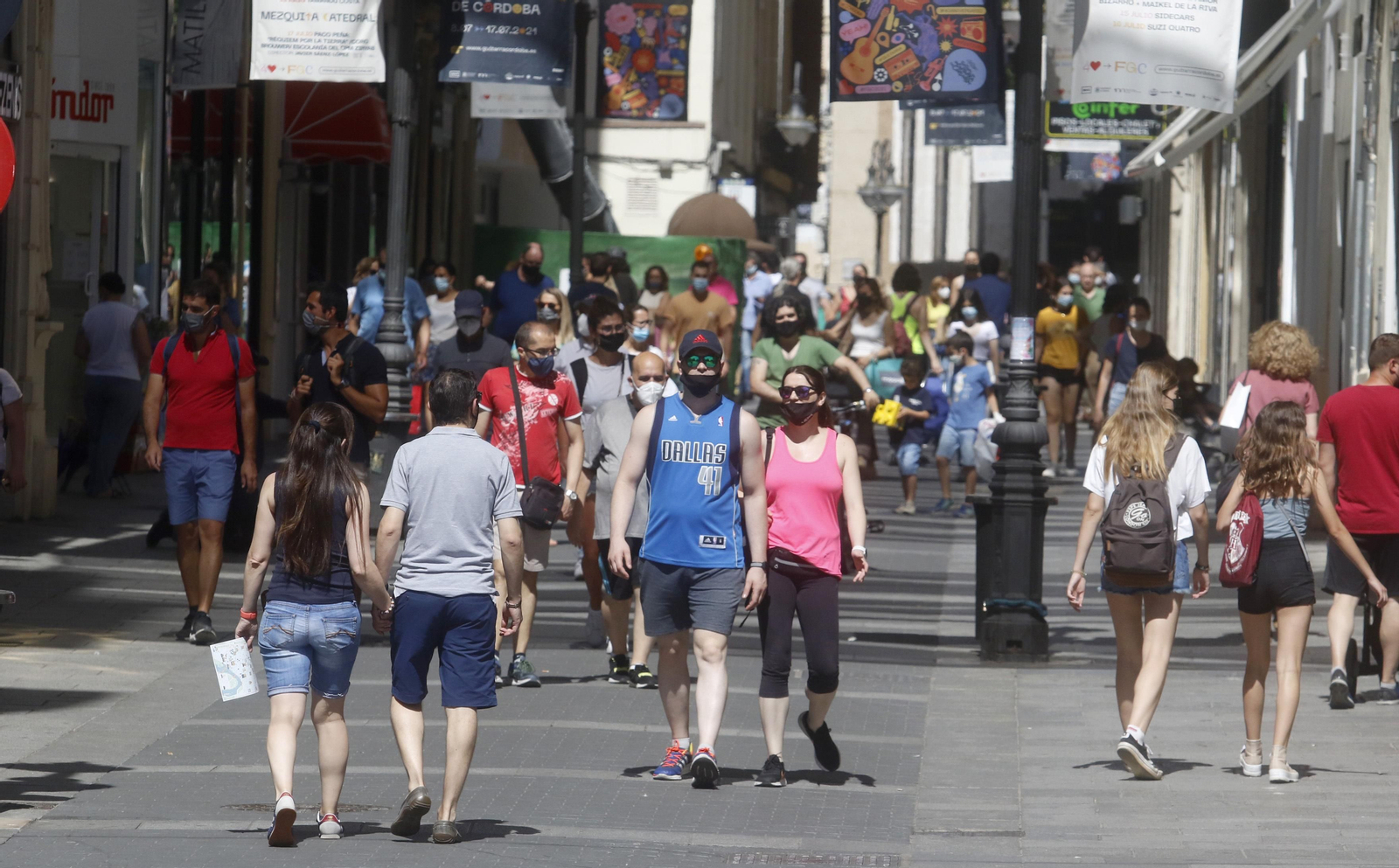 El primer día sin mascarilla en la calle en Córdoba, en fotografías