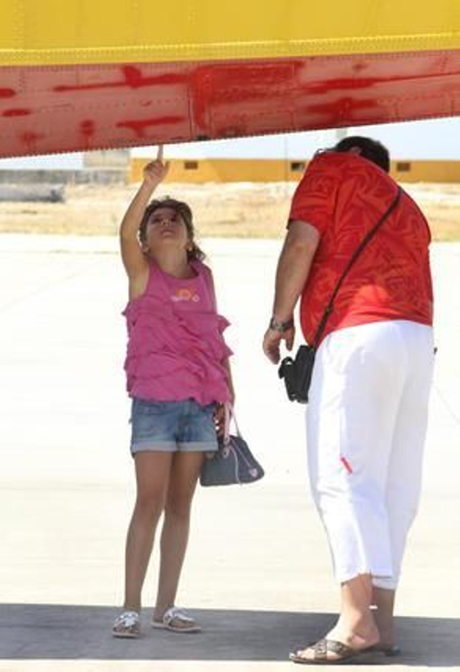 La jornada de puertas abiertas del II Festival Aéreo Internacional de Málaga contó con la presencia de muchos curiosos.

Foto: Yolanda Montiel