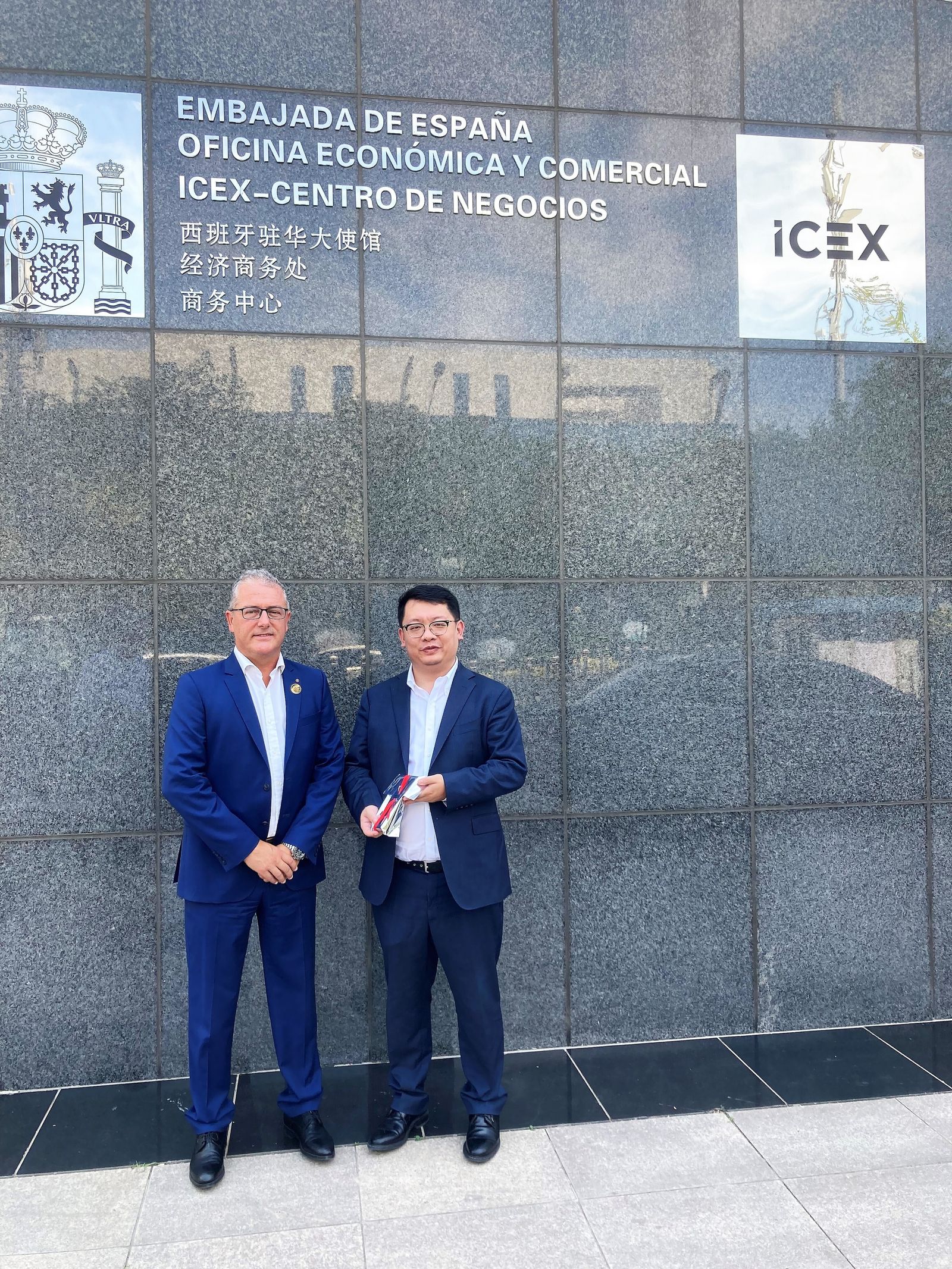 Gaspar Alapont, vicepresidente primero de SAB-Almendrave,  y Yi Sung, director de la Cámara de Comercio de Gansu en España.