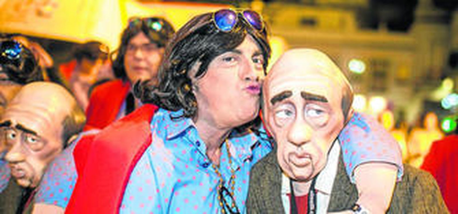 El pelotazo del año en el Carnaval gaditano ha sido el de la chirigota del Selu, 'Si me pongo pesao me lo dices', con el impactante muñeco del sufrido Juan.