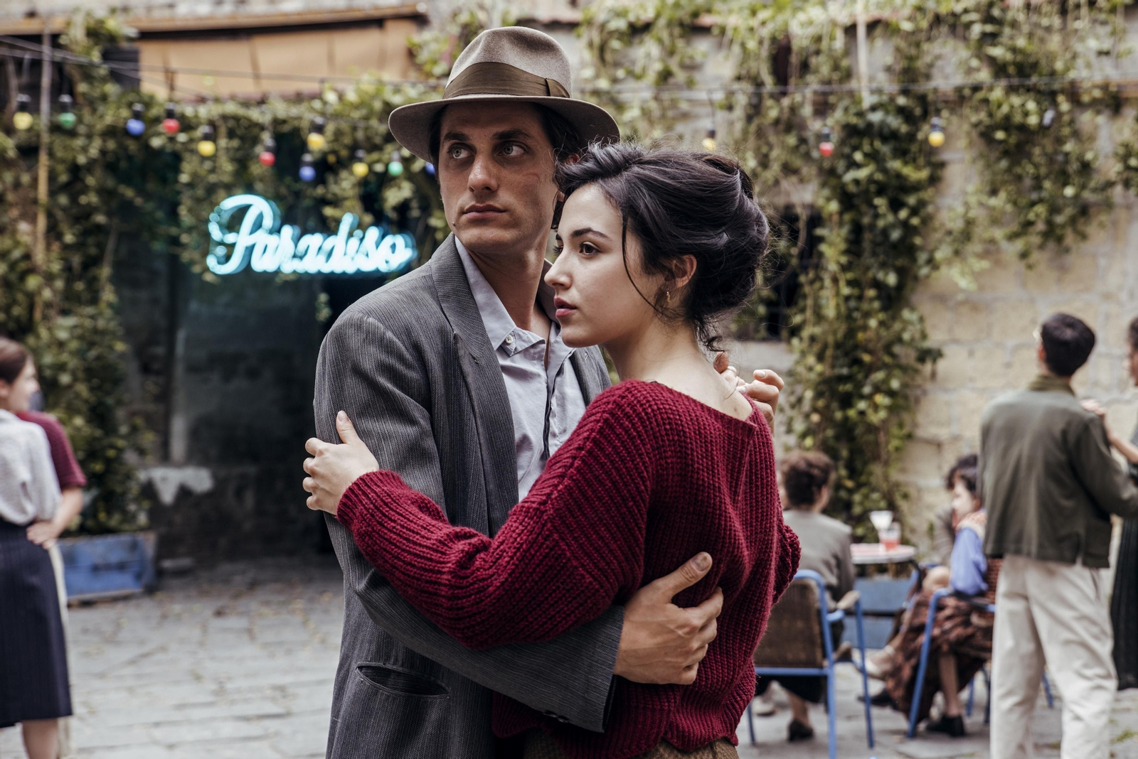 Luca Martinelli y Denise Sardisco en una imagen de 'Martin Eden'.