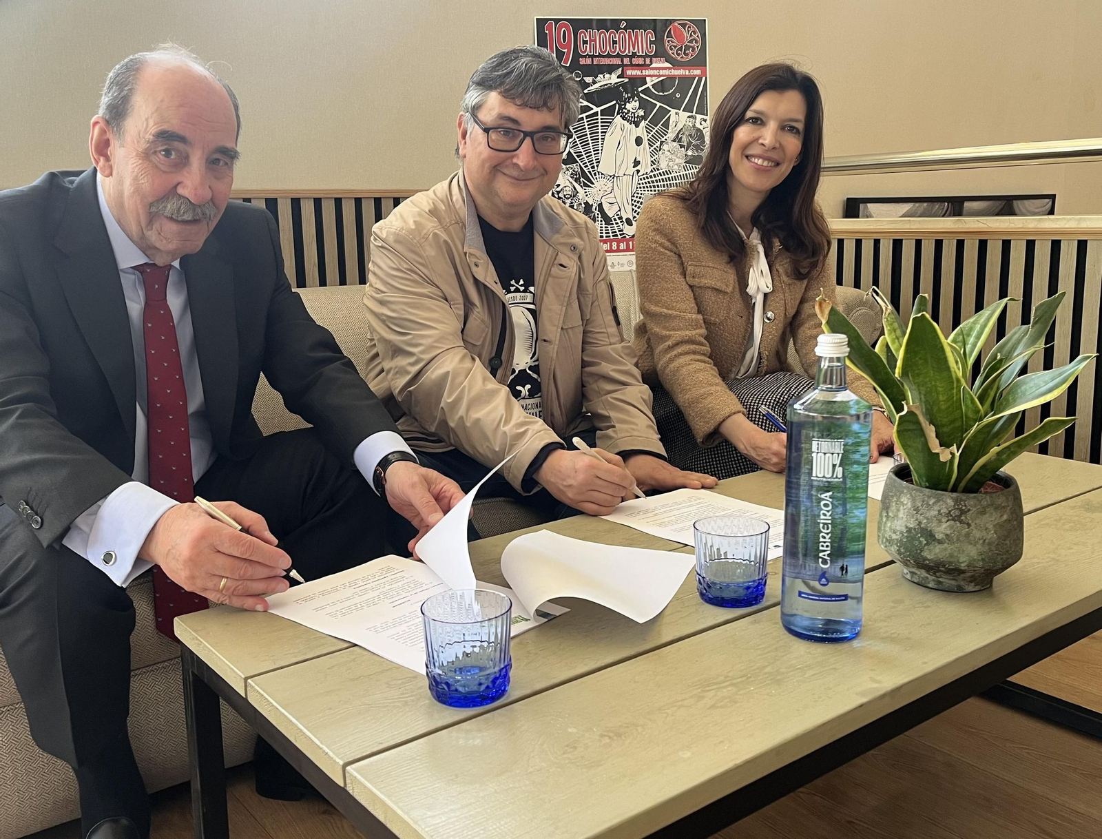 Heliodoro Mariscal, Gerardo Macías y Ángeles Sánchez Cueca en la firma del acuerdo de colaboración.