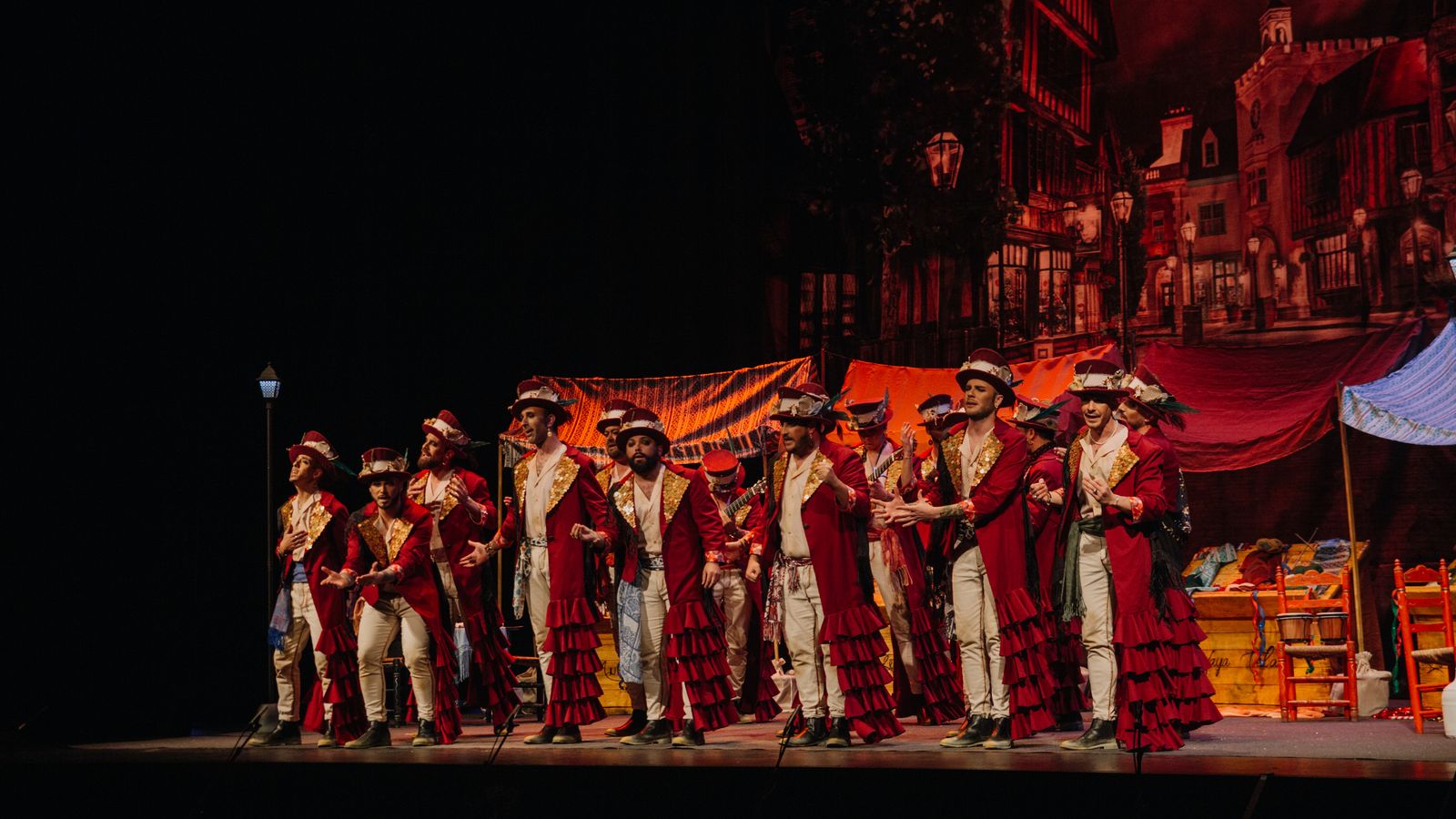 La comparsa 'La bien pagá' actuando en el COAC de Málaga