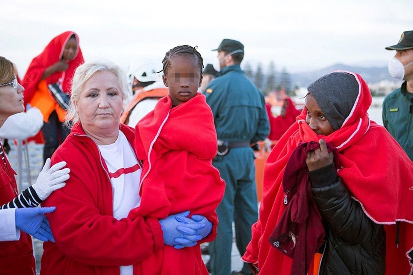 Efectivos de Cruz Roja atienden a inmigrantes llegados al puerto de Motril.