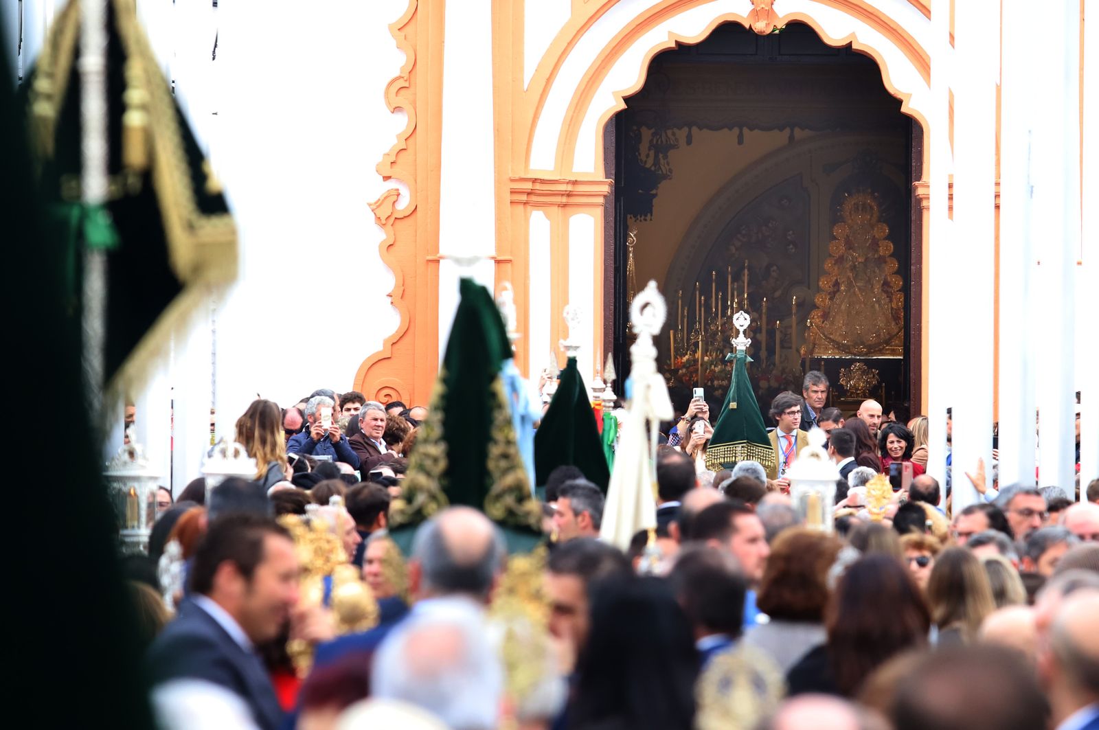 Imágenes de la misa de la Hermandad del Rocío de Huelva ante la Virgen del Rocío