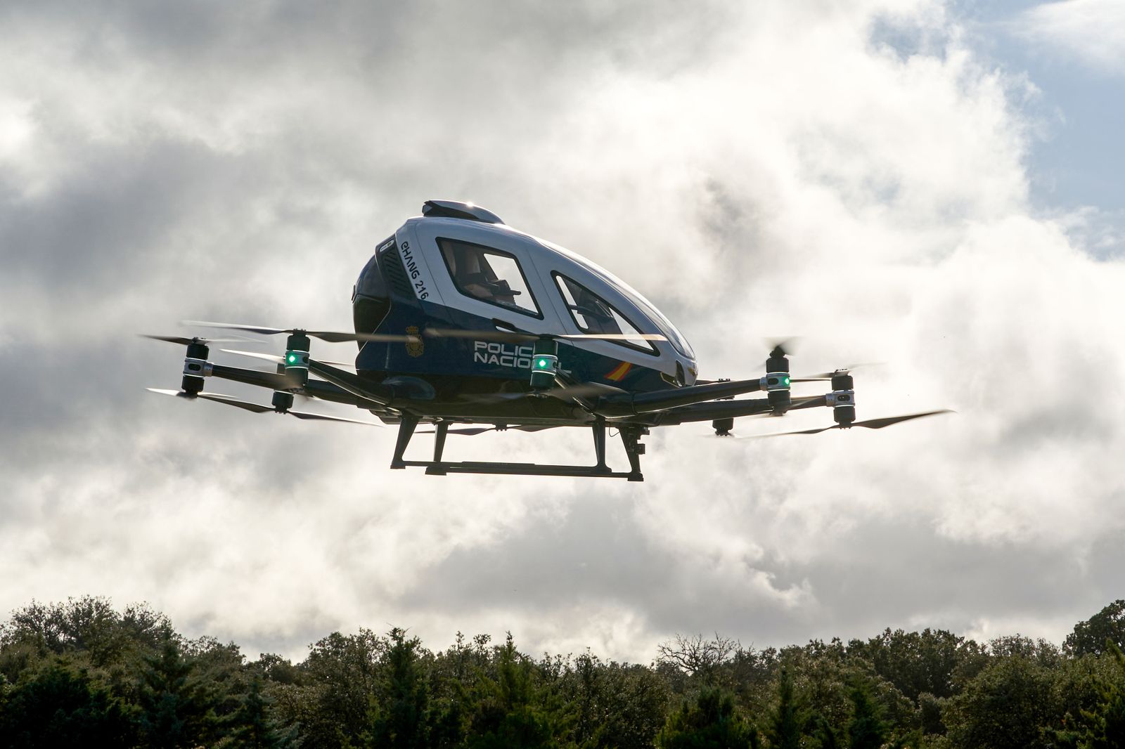 Vista del nuevo megadrón de la Policía Nacional durante el vuelo de presentación.