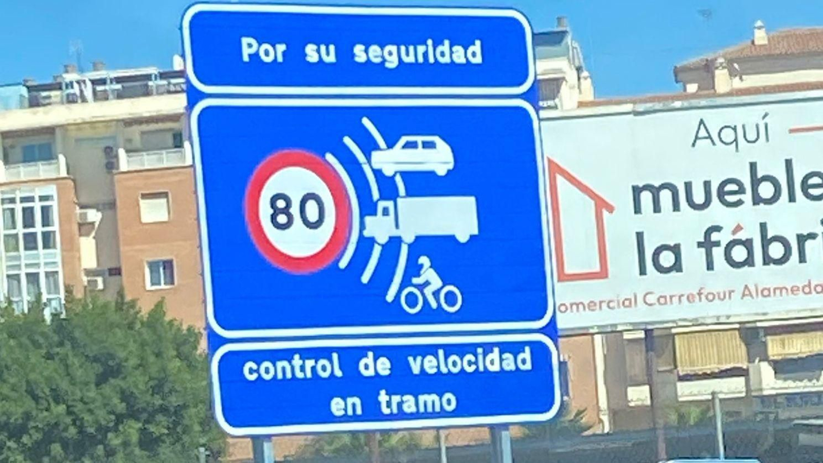 El panel que advierte del control de velocidad en tramo en la zona