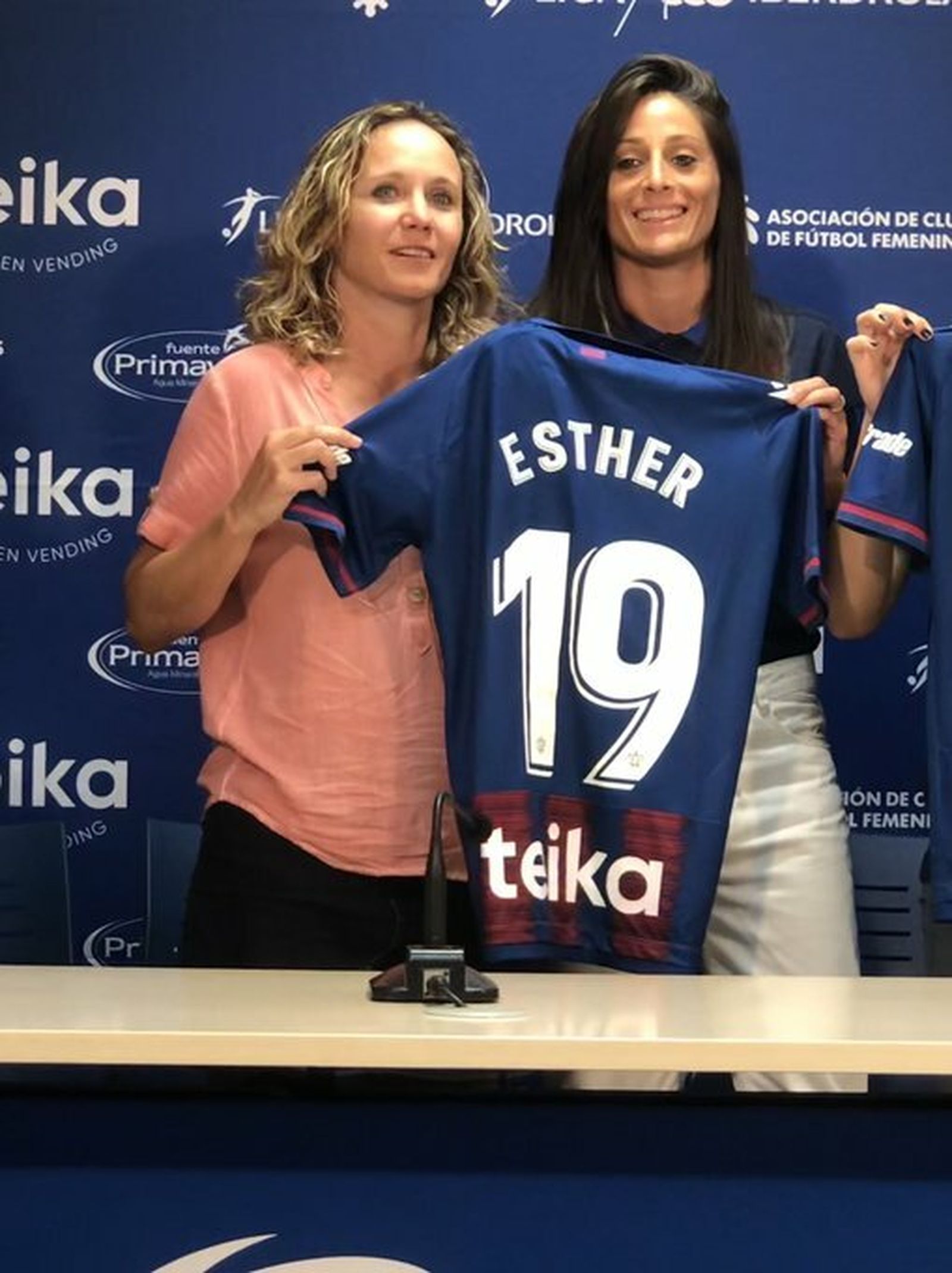 Esther González con la camiseta del Levante UD.