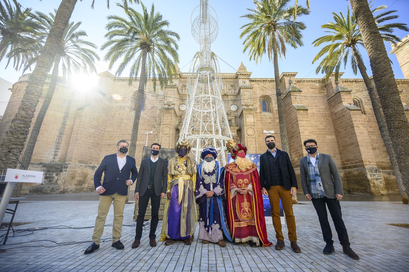 Visita de sus majestades para confirmar su presencia en Internet.