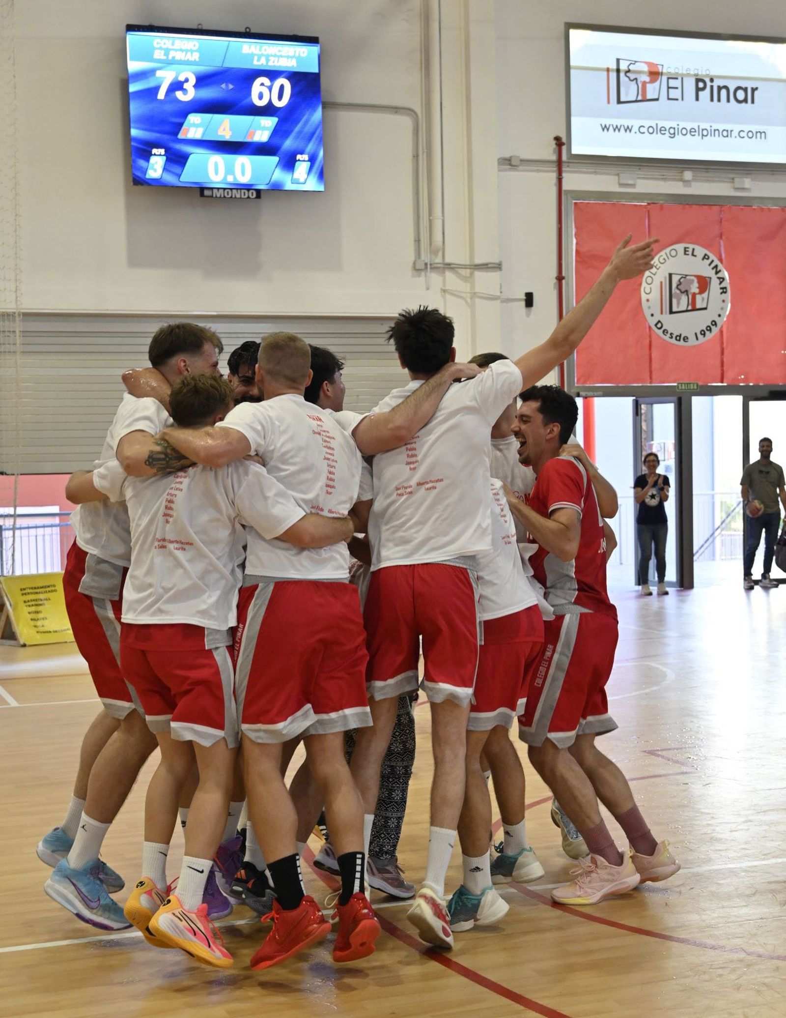 La alegría del Colegio El Pinar tras ser campeón de grupo en Tercera FEB