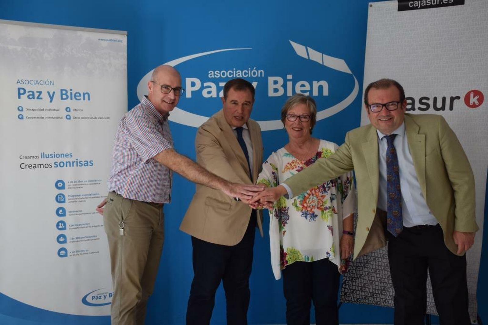 Representantes de Cajasur y la Asociación Paz y Bien tras la firma del acuerdo.