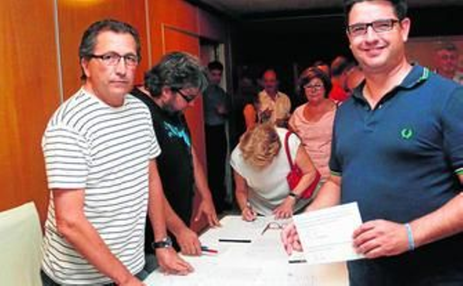 Pedro García vota en la noche de ayer en el Hotel Oasis de la capital cordobesa.
